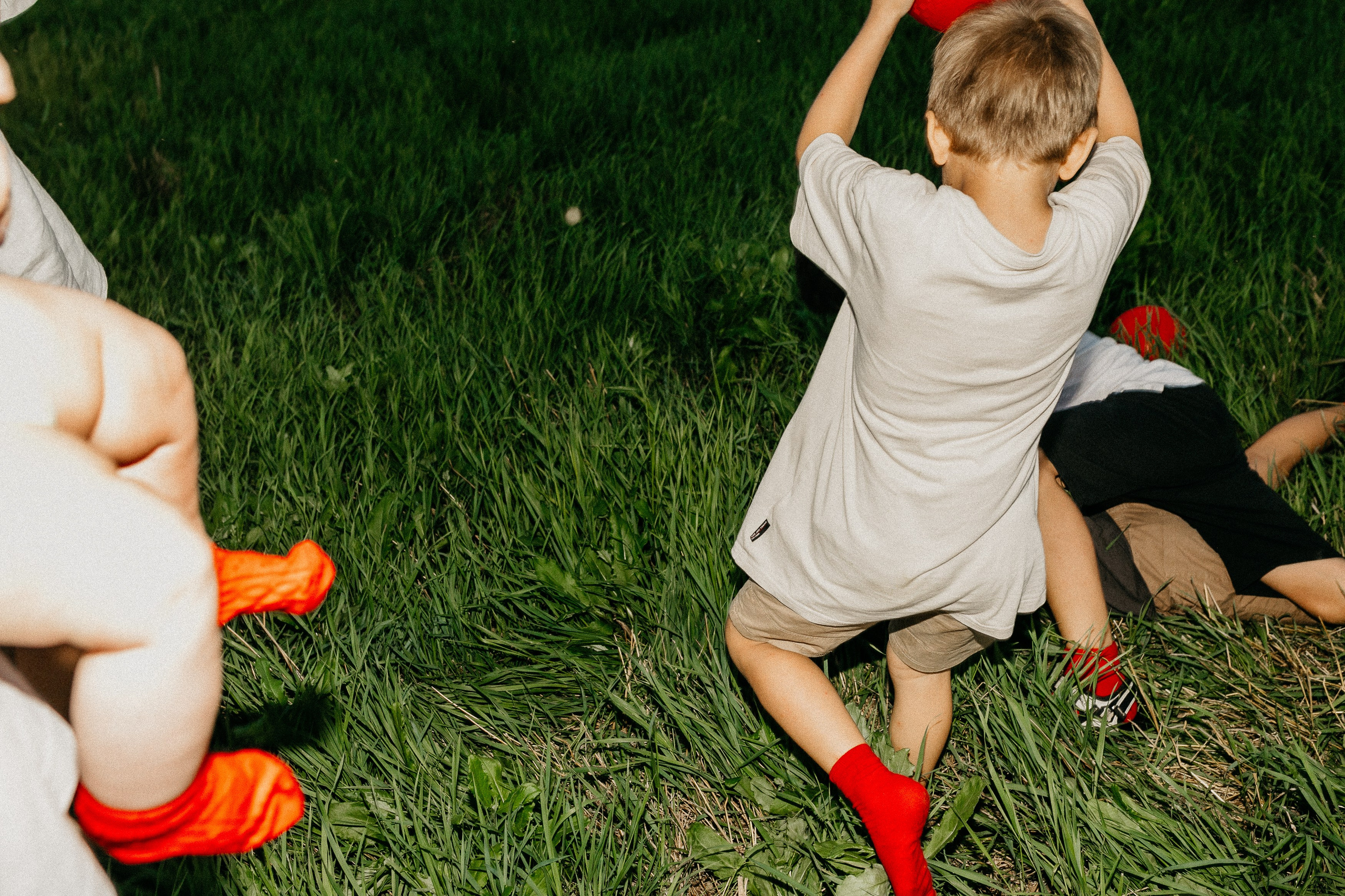 Фотосессия с красными мячами. Семейный фотограф Маша Тимофеева | Москва