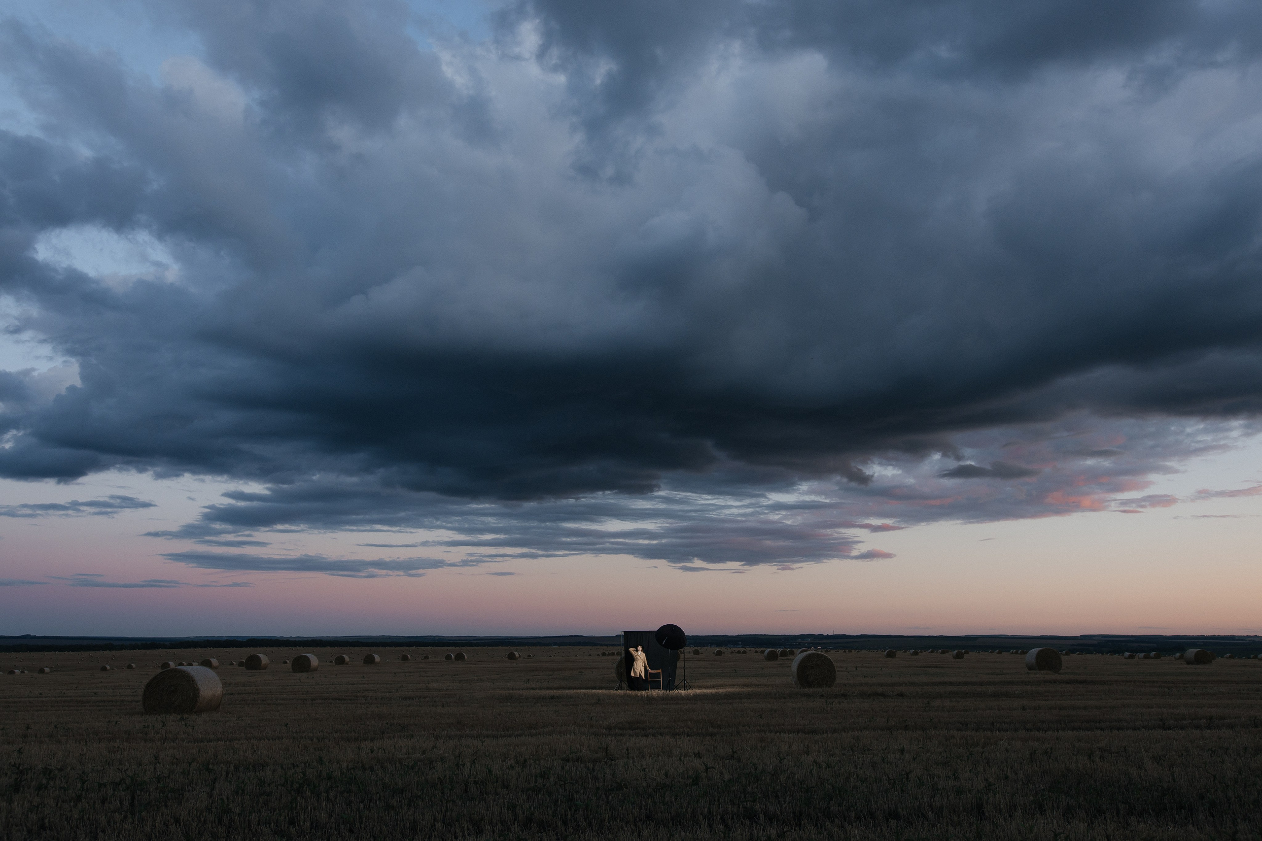 Фотосессия для девушки в вечернем поле перед дождем