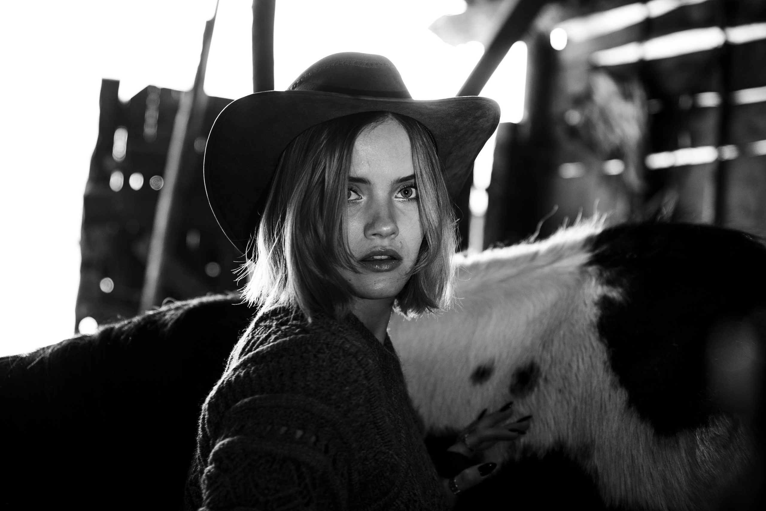 Весенняя фотосессия с лошадью в образе ковбоя на конюшне в Северной Осетии, в Дигории, фотосессия с лошадью, фотосессия на конюшне, фотосессия в горах, фотосессия в горах с лошадью, фотосессия в одежде ковбоя, фотосессия летом, фотосессия осенью,  фотосессия в Осетии, фотосессия в Дигории, Дигория