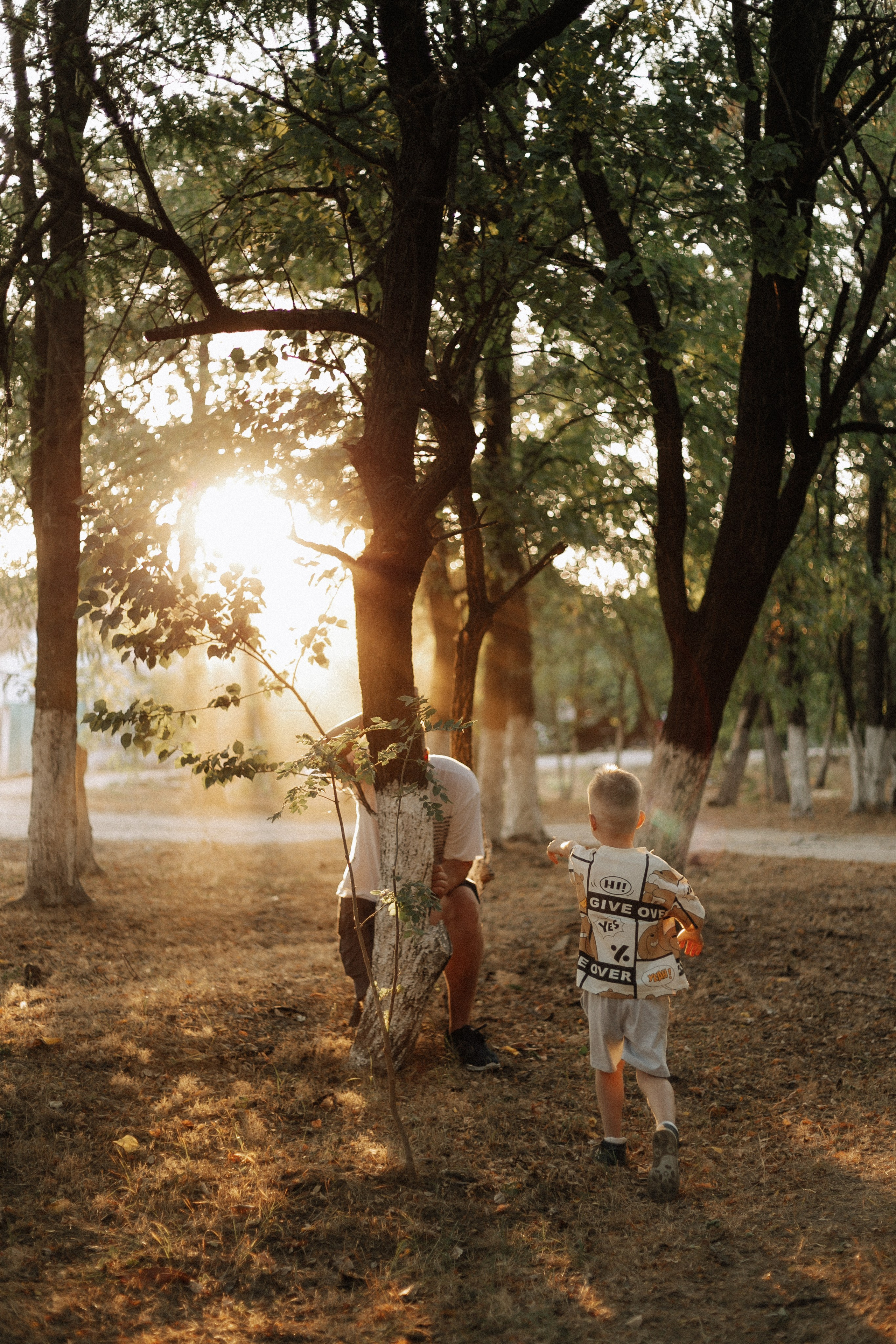 Папа учит сына кататься на велосипеде. Фотограф в Крыму | Виктория Нотевская