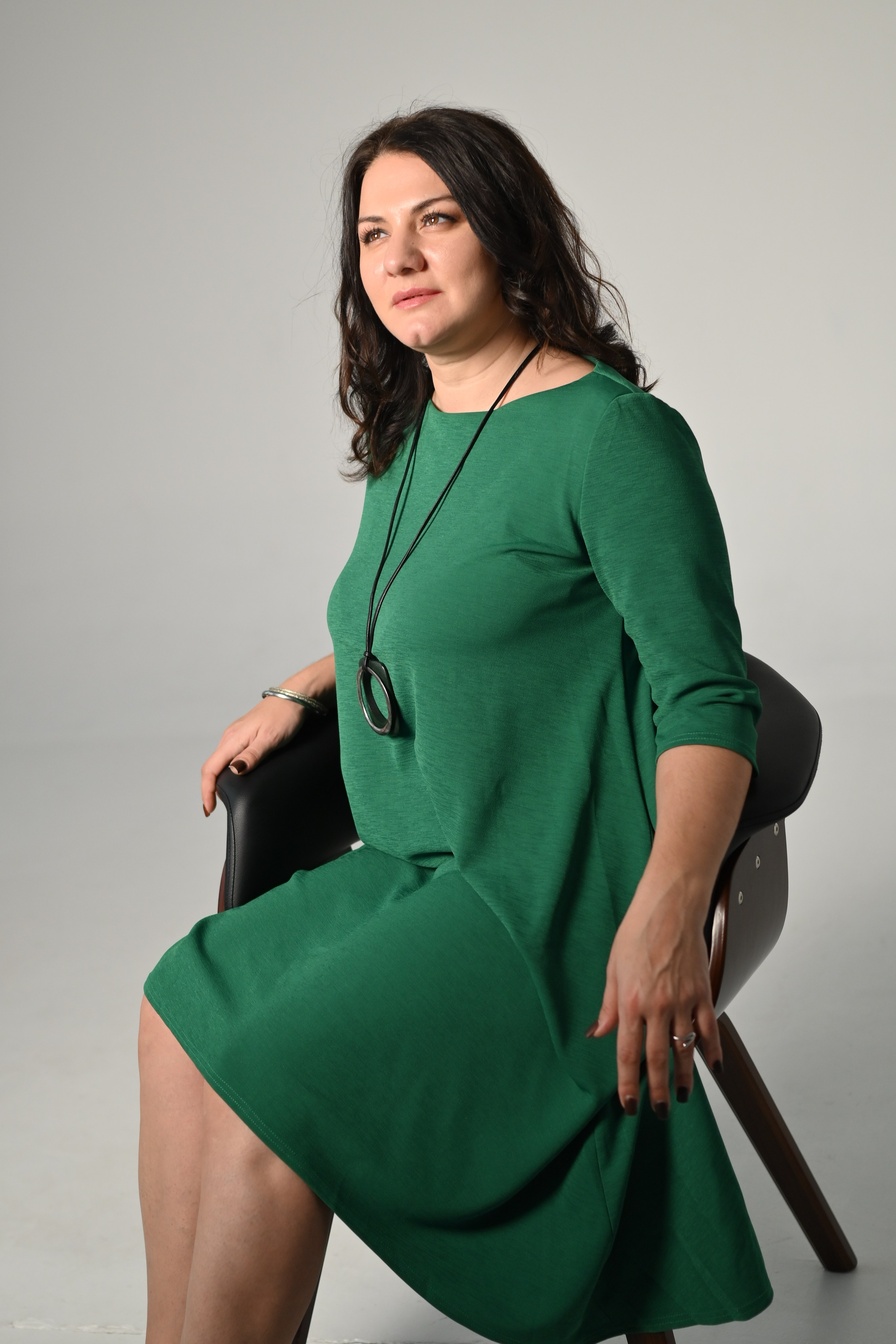 Сидя, искусственный свет