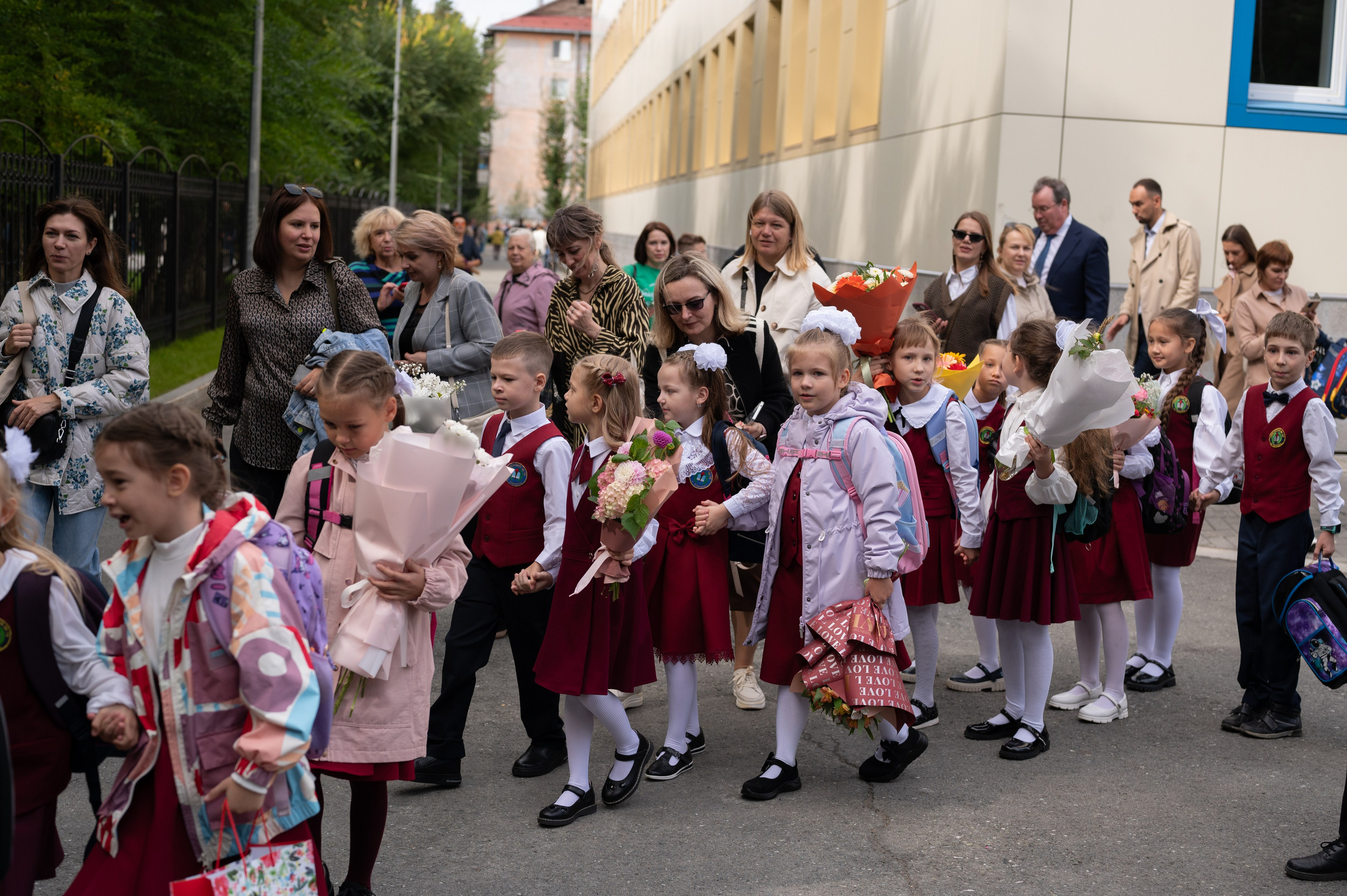 1 сентября 16 гимназия 2 класс (линейка + в классе+ на улице). Фотограф новорожденных, семейный детский в Тюмени Татьяна Морозова