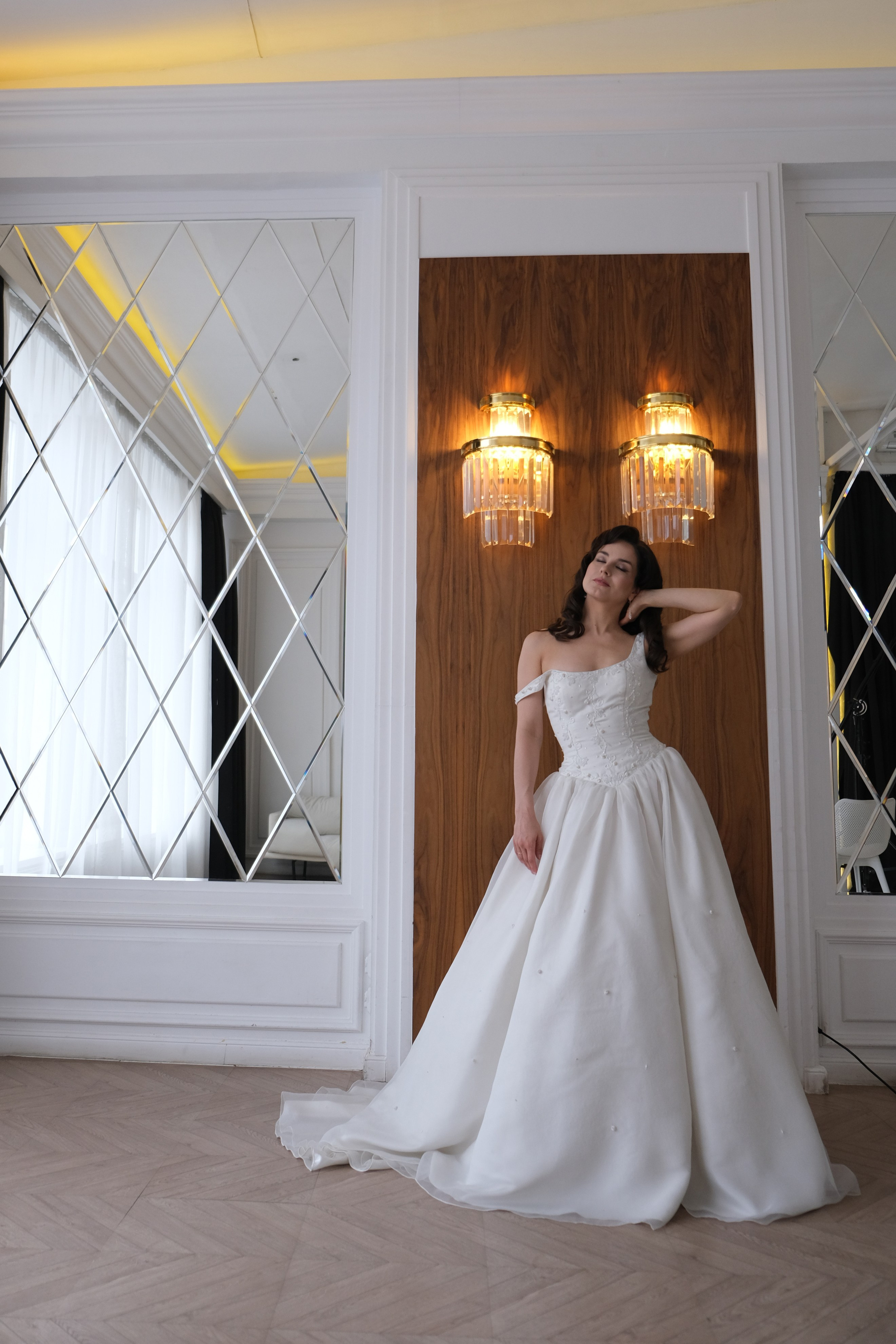 Следите за длиной юбки. Идеальная длина для свадебного платья - платье в пол или даже со шлейфом(как модно в этом сезоне). Юбка никогда не должна заканчиваться в широких местах ноги (посередине бедра или щиколотки) или посередине коленного сустава. Выигрышная длина юбки - 10 см до или после коленки.