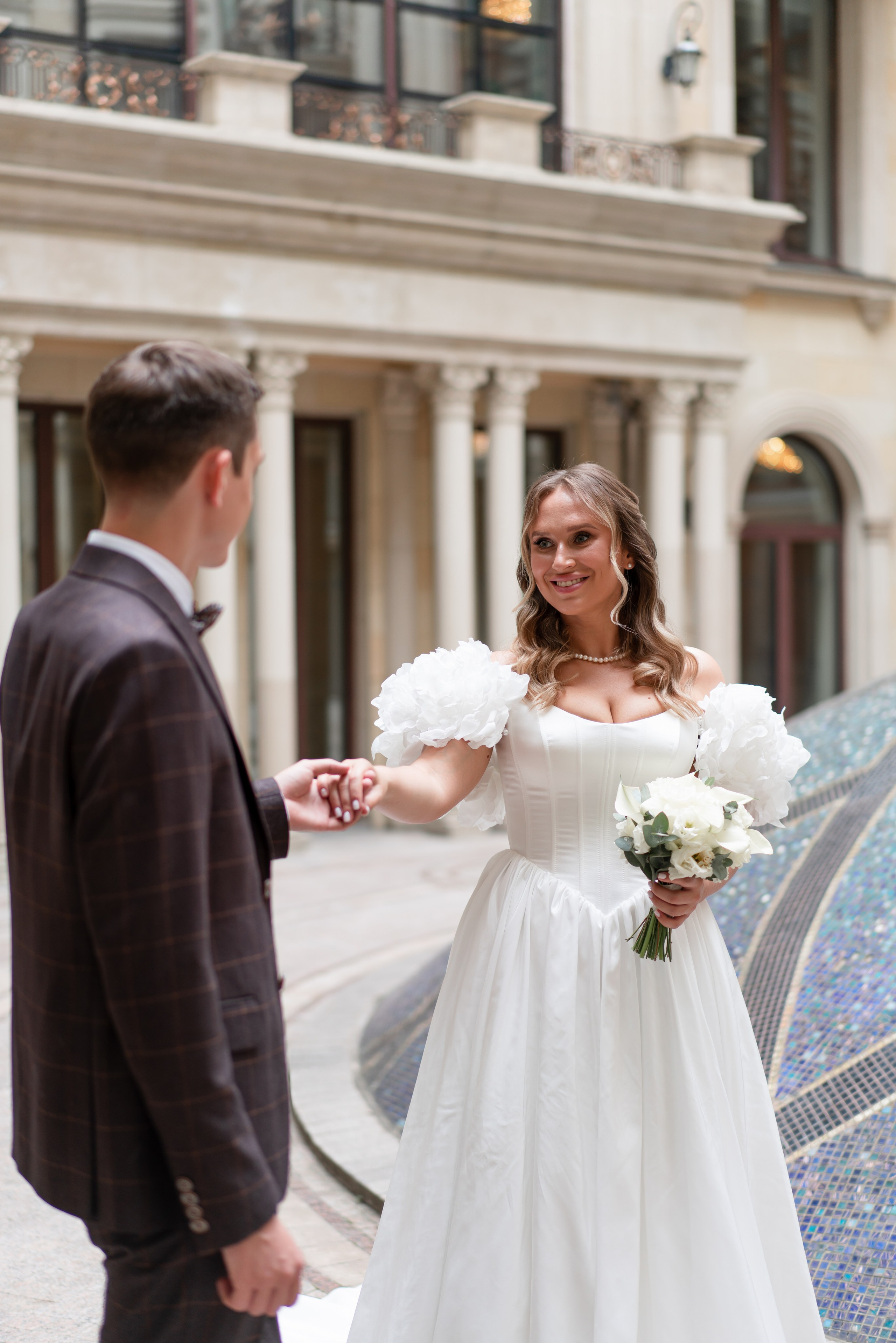 Свадебная фотосессия в отеле The St. Regis Moscow Nikolskaya. Свадебный фотограф Вера Климова