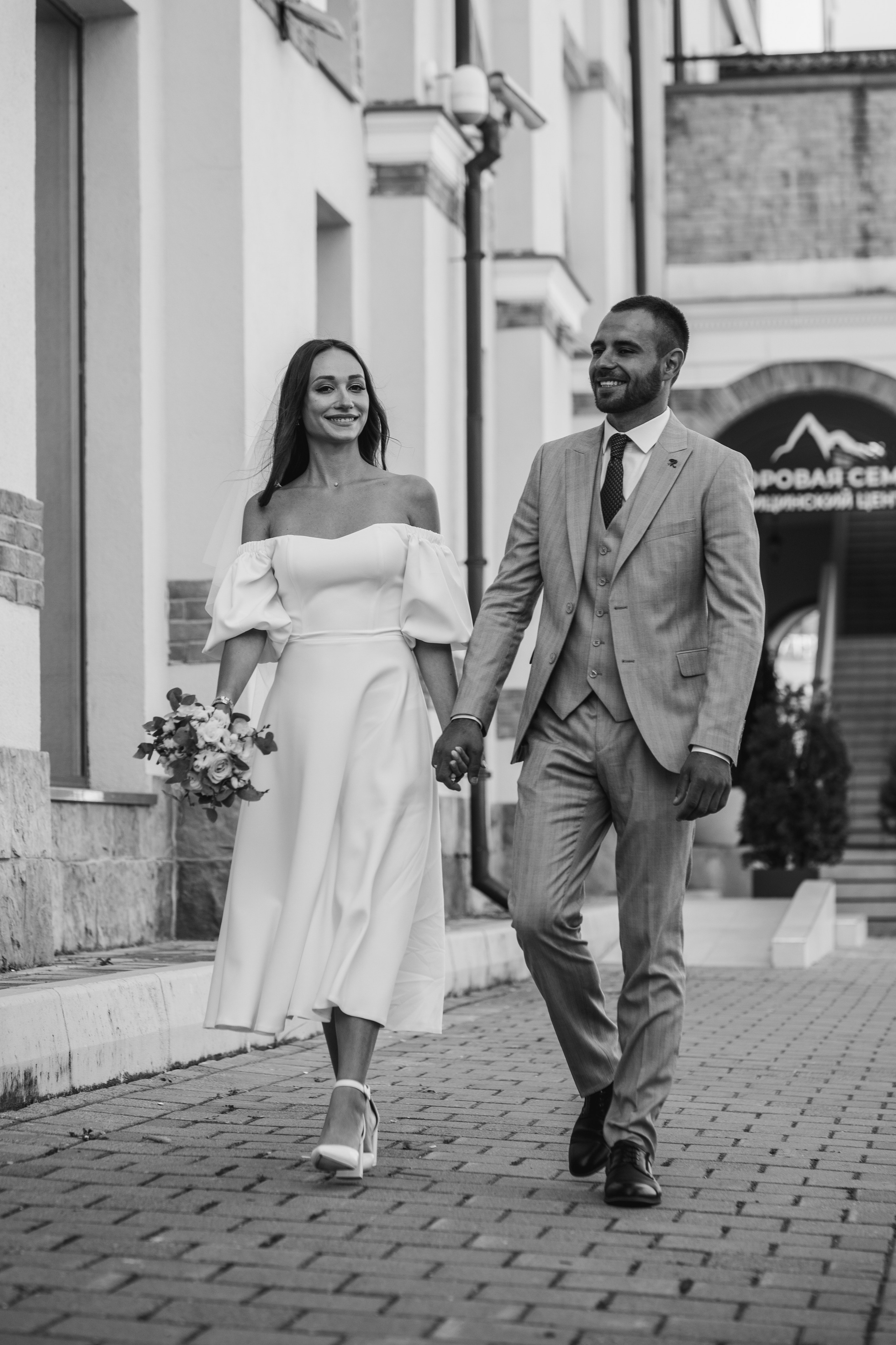 Свадебная прогулка в Красной поляне и на аллее пальм в Сириусе. Фотограф в Сочи Тиунова Маргарита и Тиунов Евгений