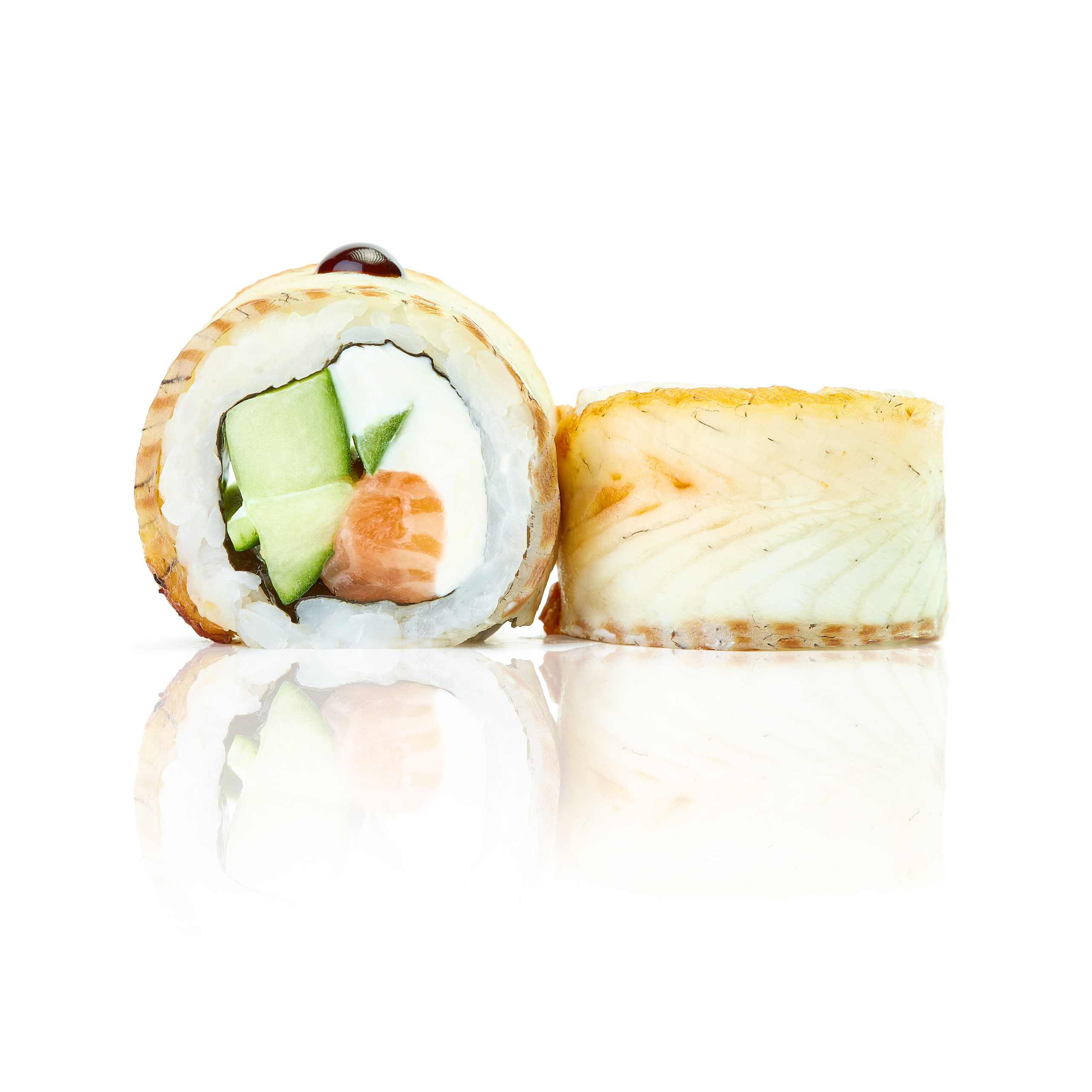 Нежный лосось, сливочный сыр, стружка тунца, огурец - японская классическая кухня