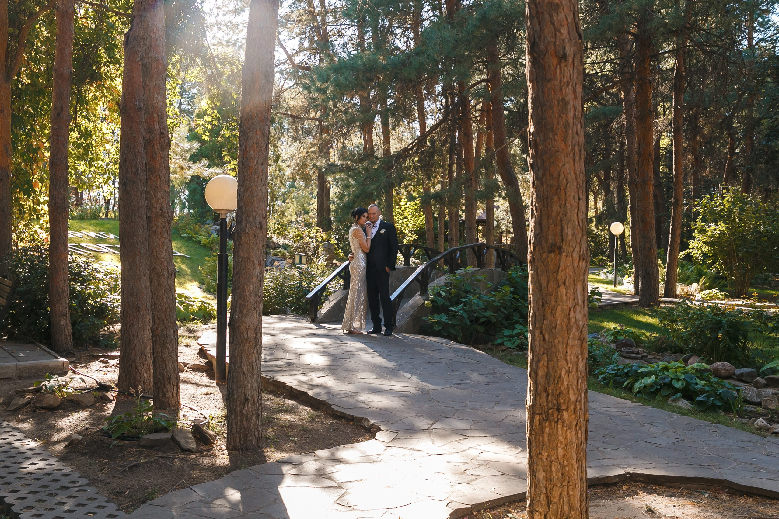Ксения и Александр: поженились и погуляли в парке санатория Горная поляна. Событийный фотограф Максим Бескоровайновнов