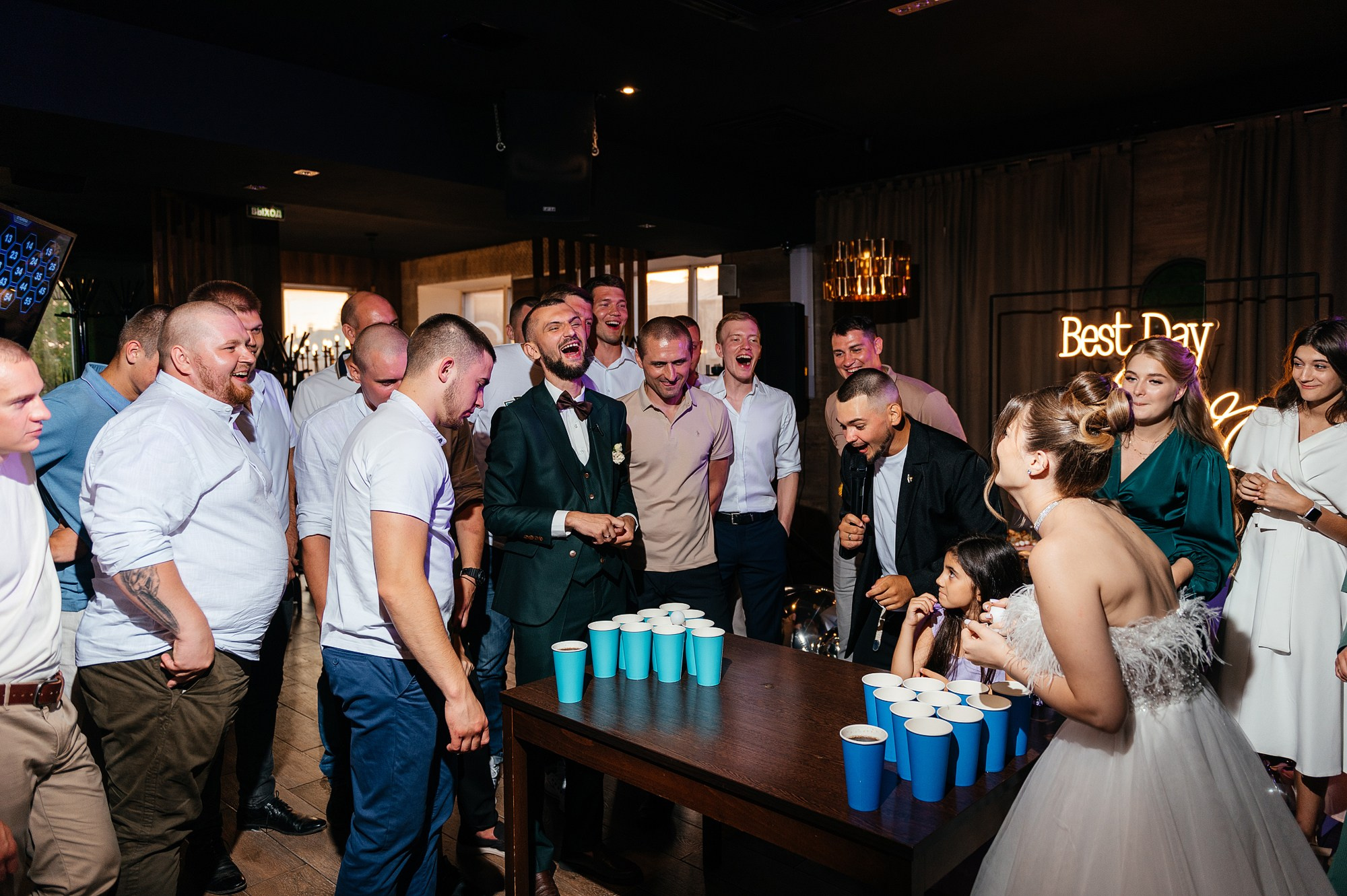 молодожены играют в бир-понг