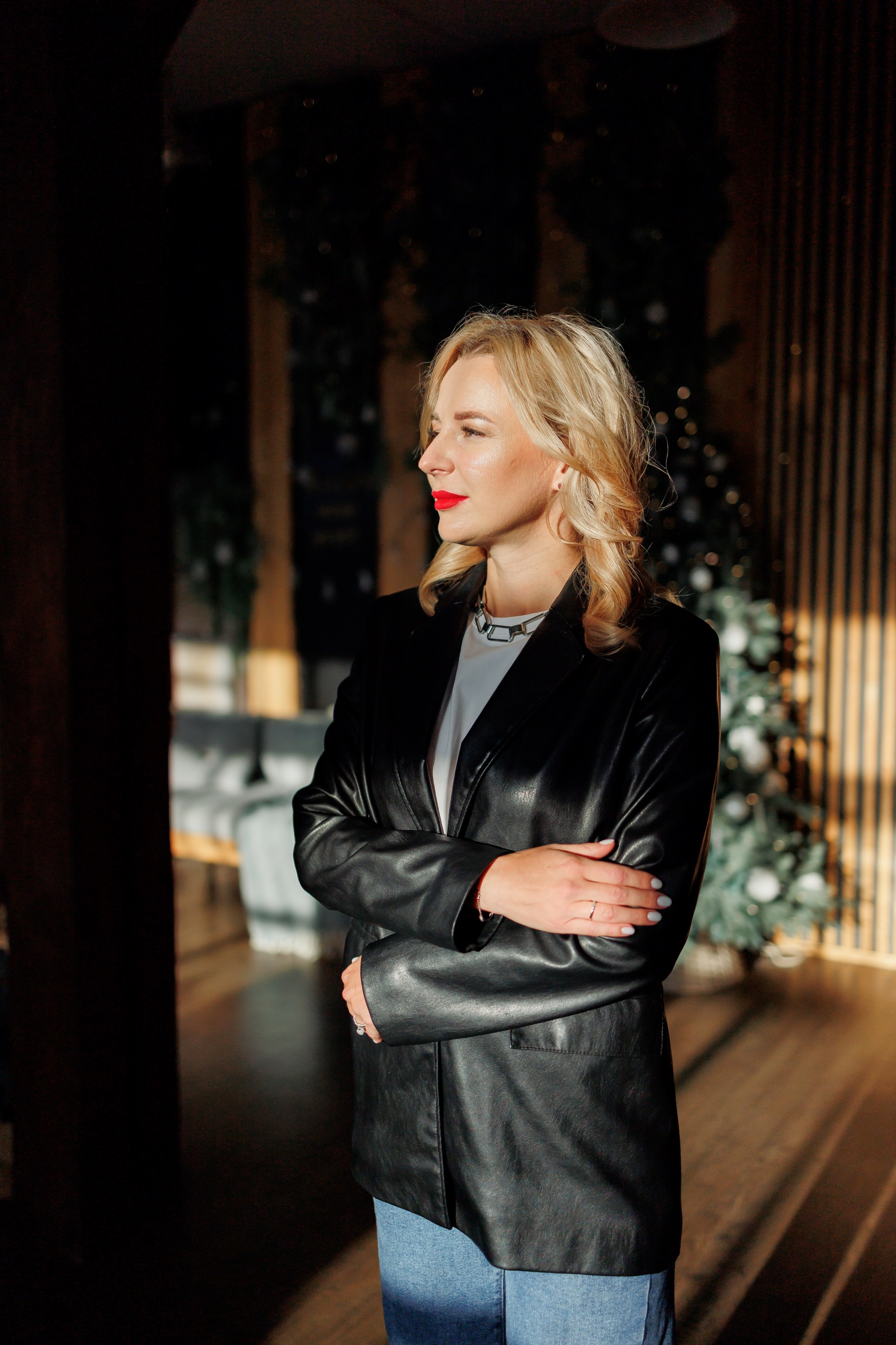 девушка в пиджаке смотрит в окно