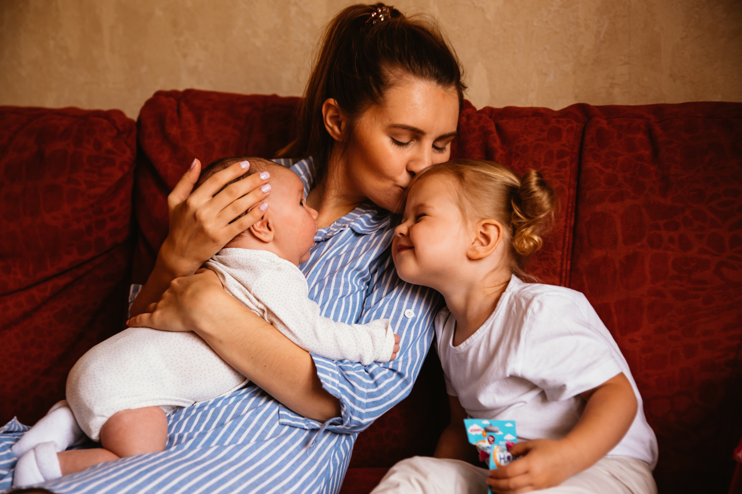 Юля, Вероника и маленький Артем (2 мес.). Детский и семейный фотограф в Москве Алёна Шестунова