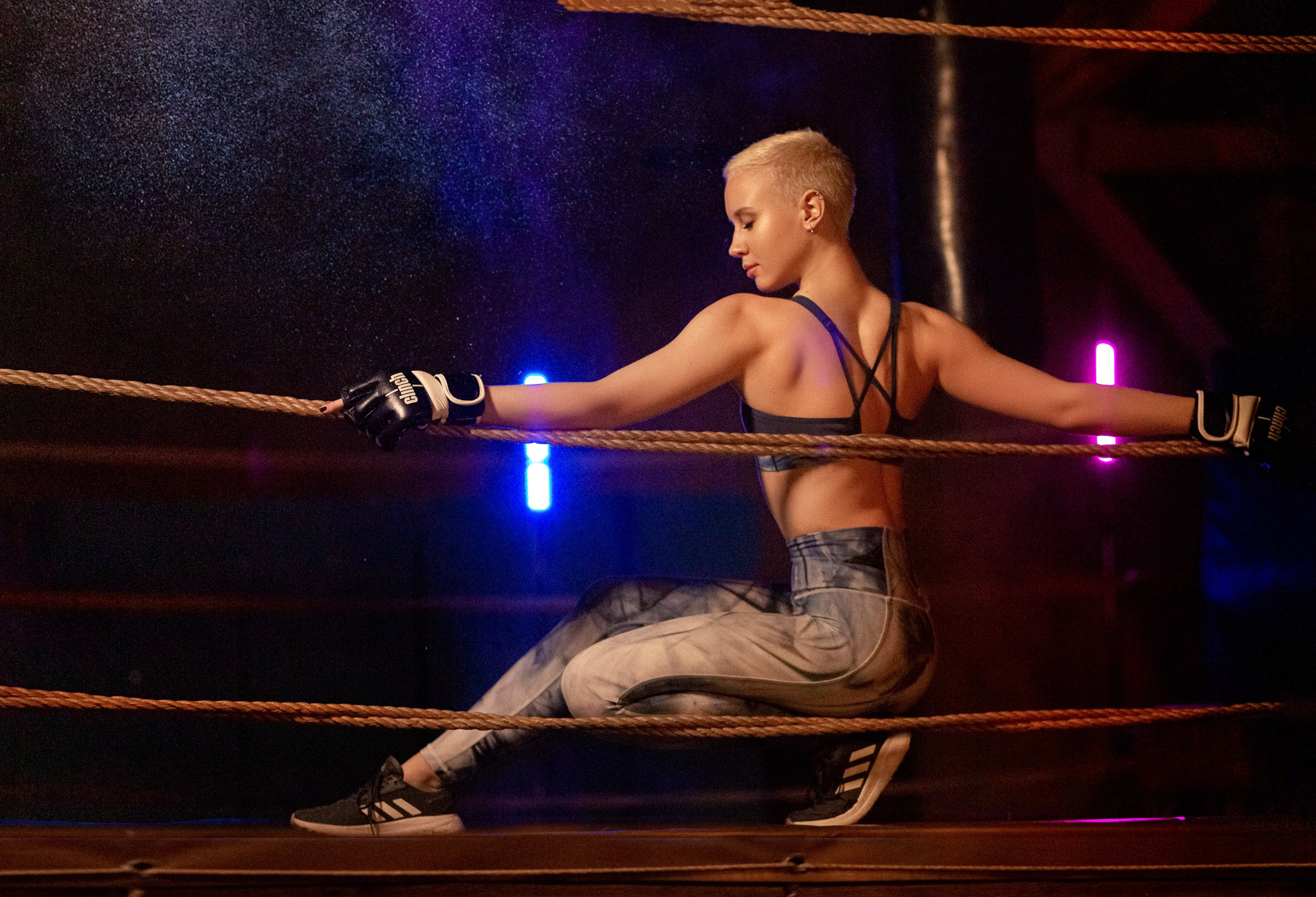 Фотосессия на ринге СПб, фотосессия на боксерском ринге девушка СПб, девушка на боксерском ринге СПб, девушка в боксерских перчатках фотосессия