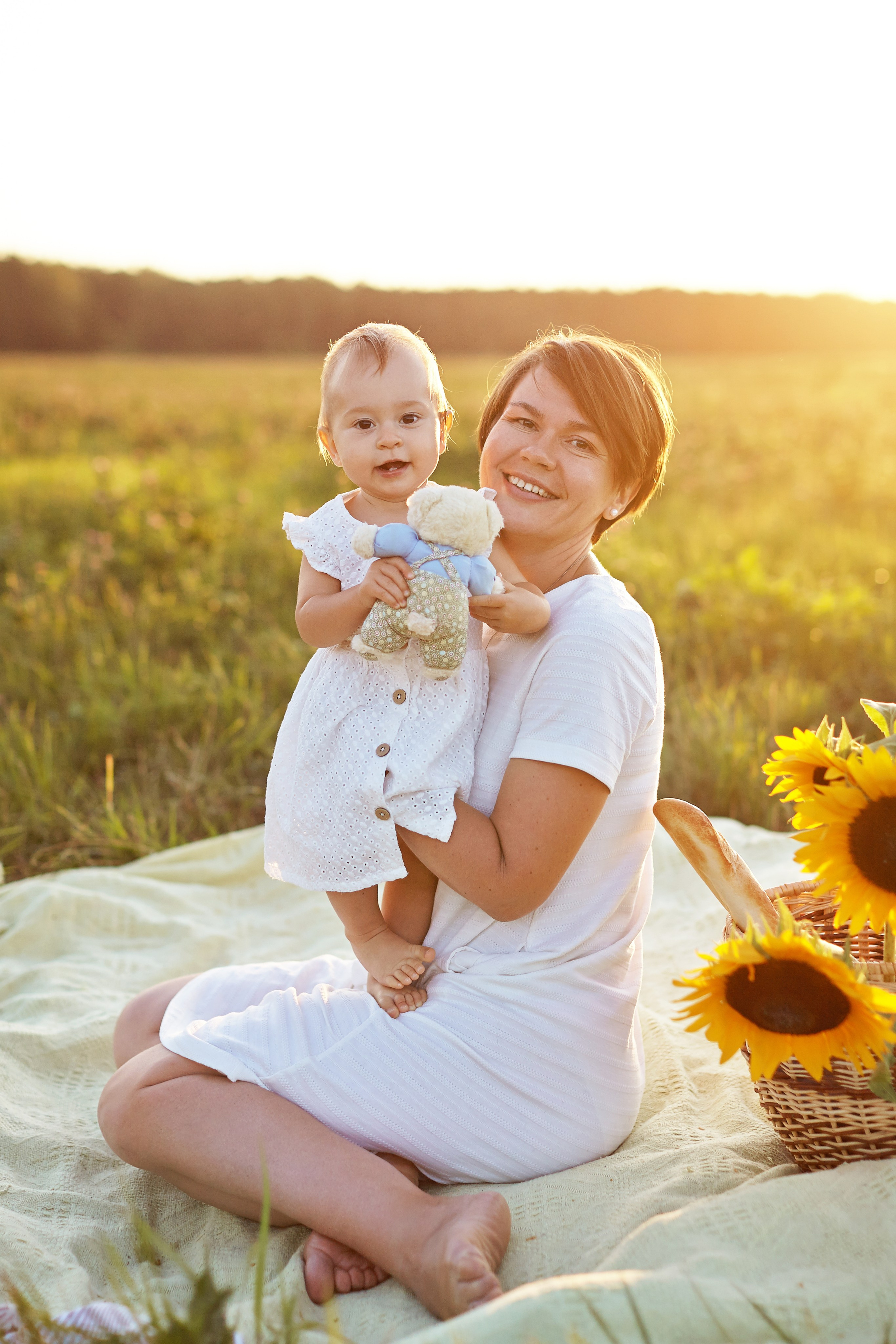 Мама с дочкой в поле на закате. Фотограф Ольга Ефремова