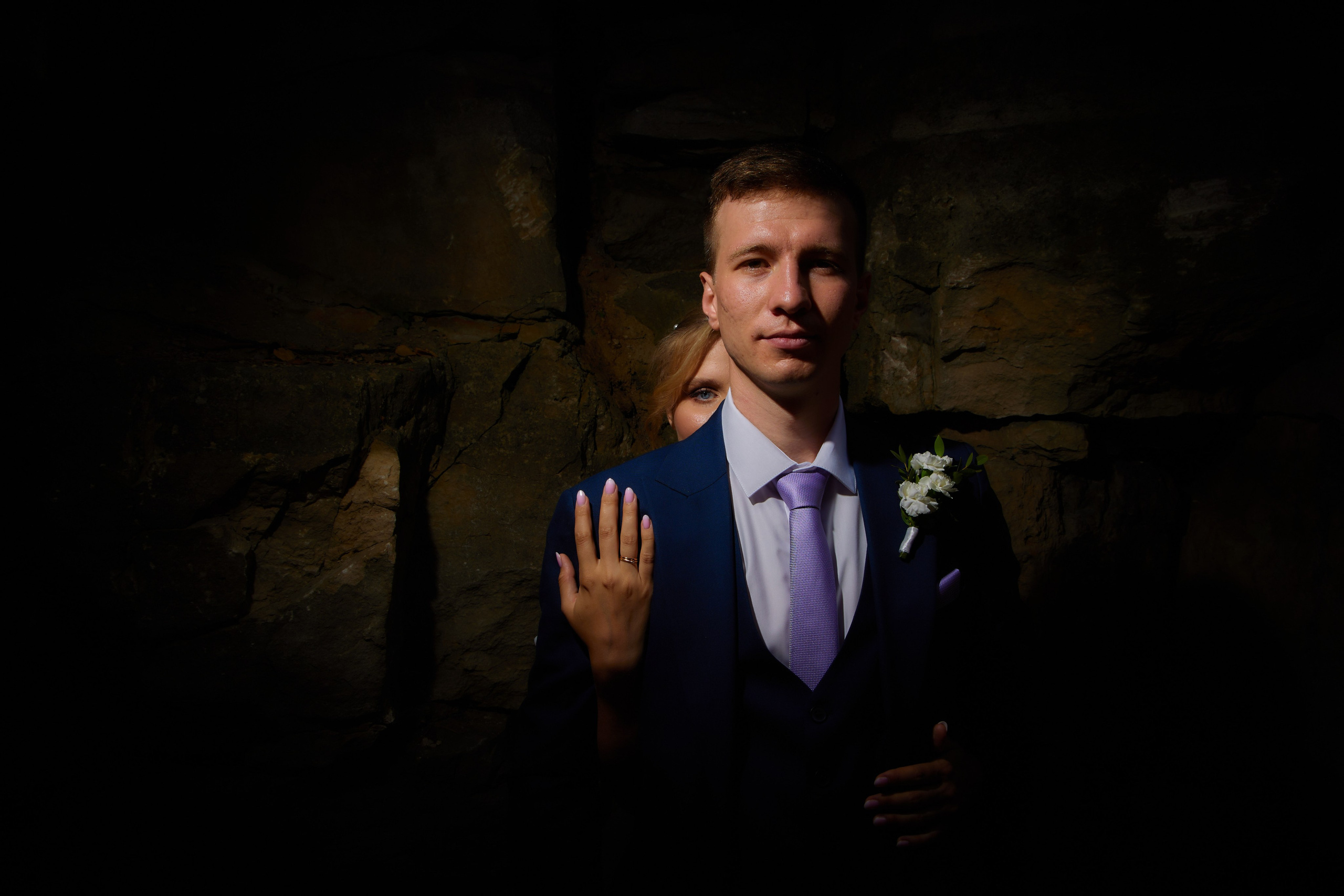 невеста прячется за жениха