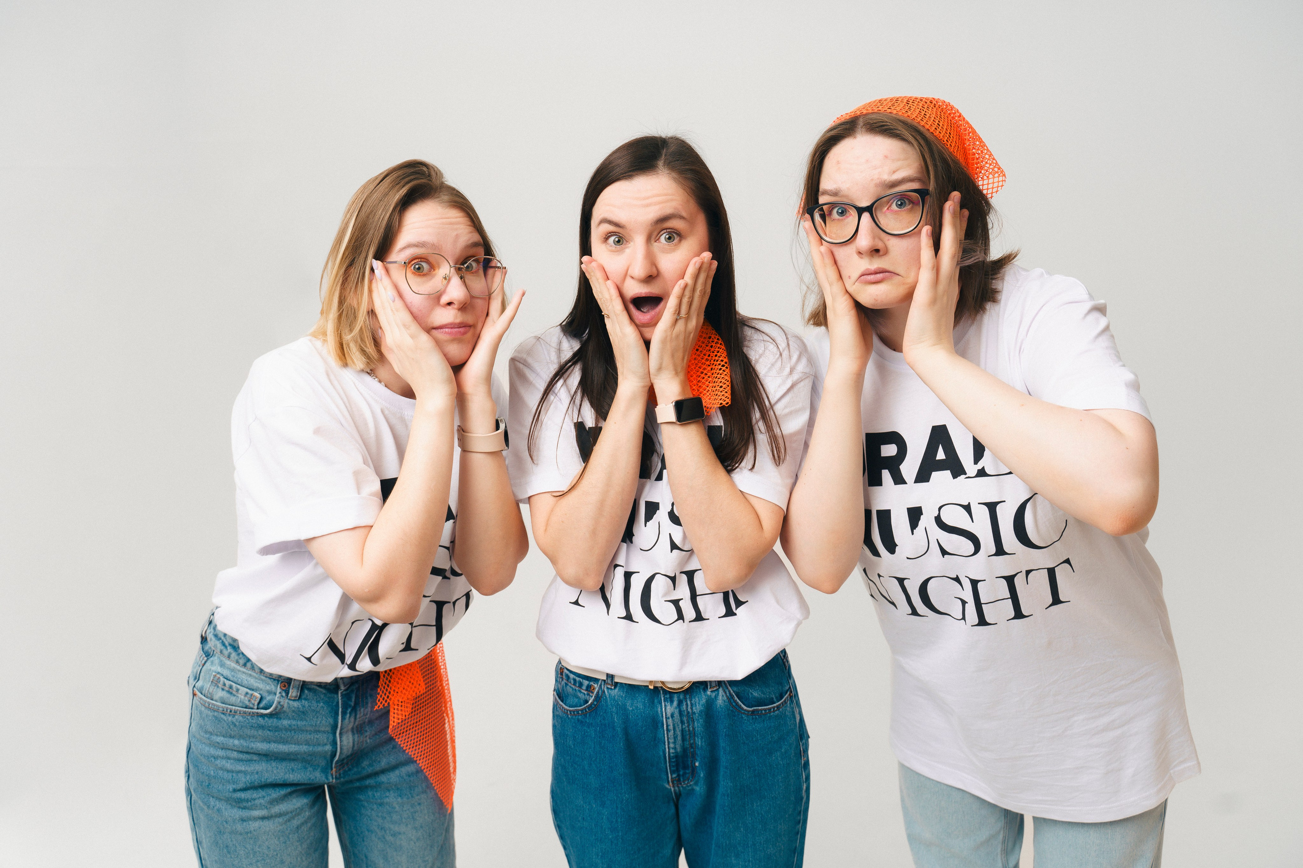 Эмоциональная групповая фотография с дружеским настроением