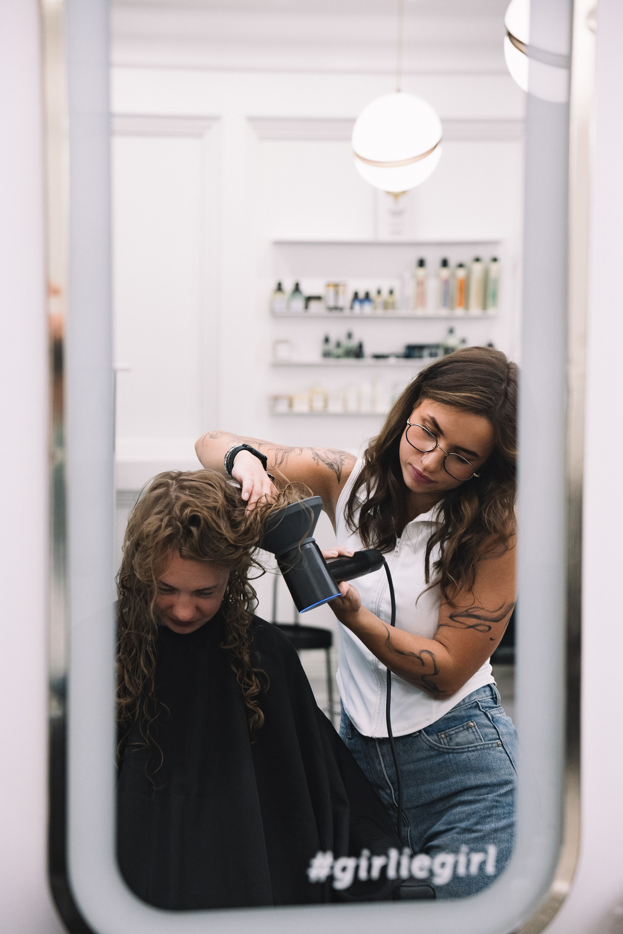 «Girlie» — контент-фотосессия в лучшей парикмахерской Санкт-Петербурга для мастера: Александры. Профессиональный фотограф в Санкт-Петербурге Александр Волосенцев