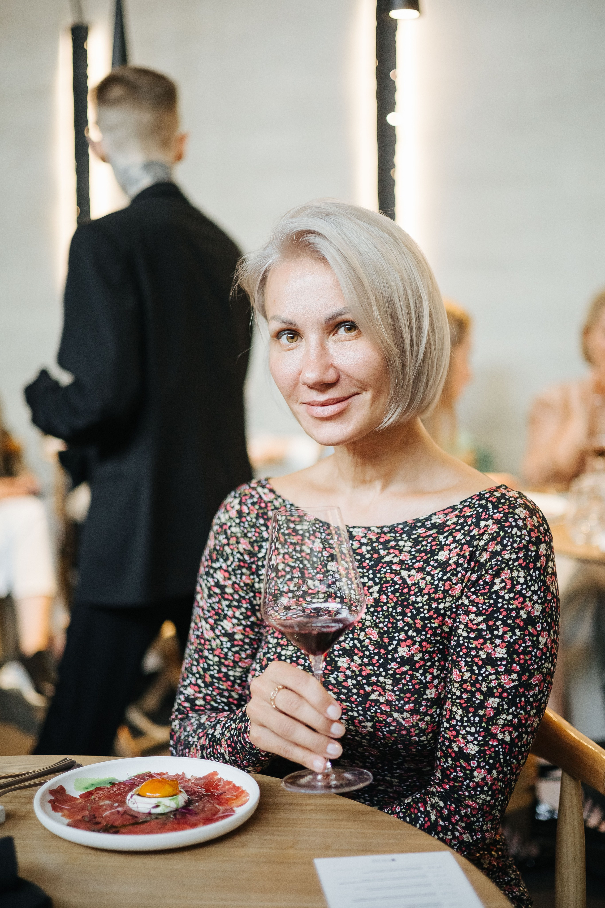 Презентация открытия магазина женской одежды GLVR в ресторане Fresco. Фотограф в Красноярске Надежда Воскресенская