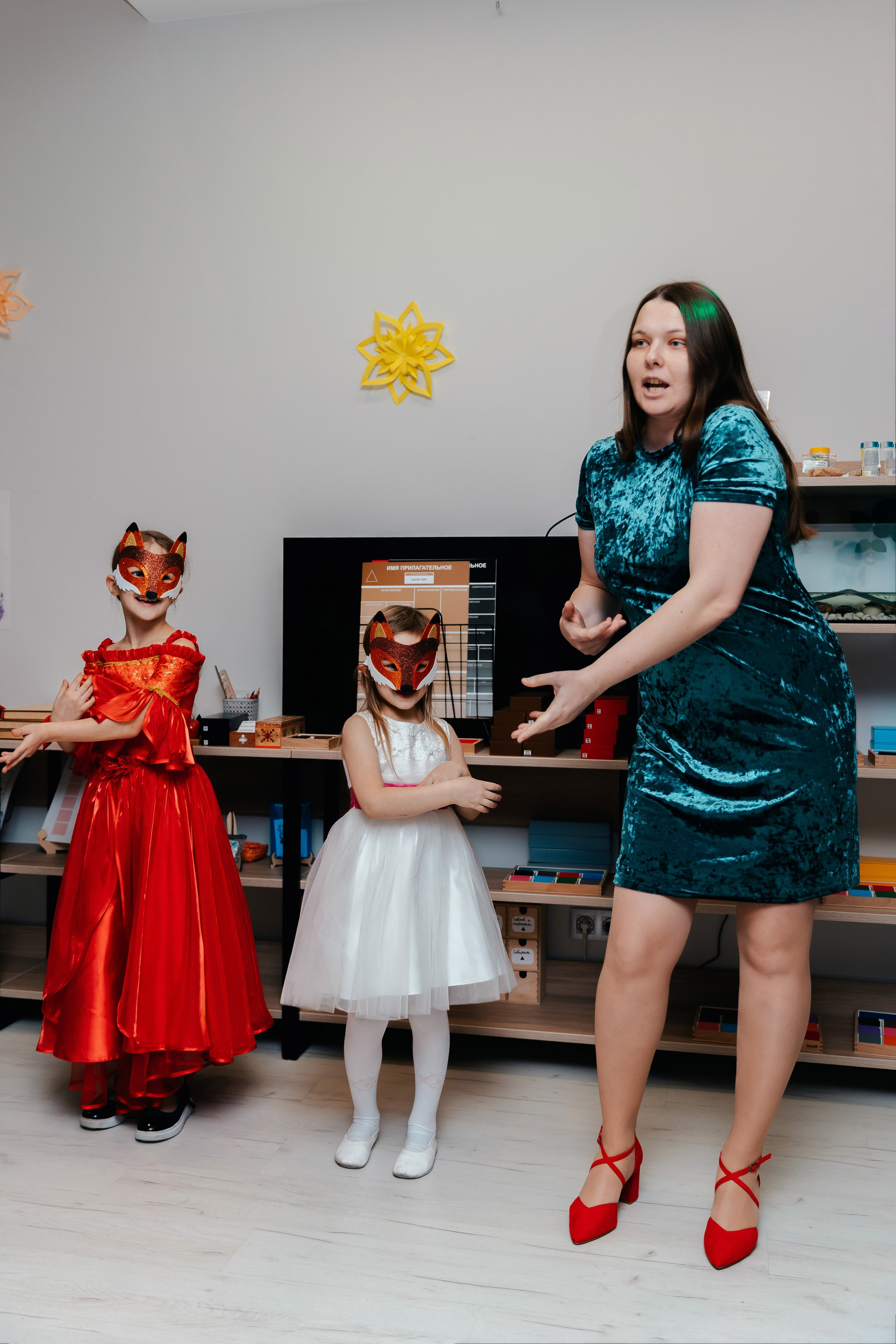 Новогодний утренник в Монтессори-школе. Семейный lifestyle фотограф в Санкт-Петербурге Людмила Пахомова