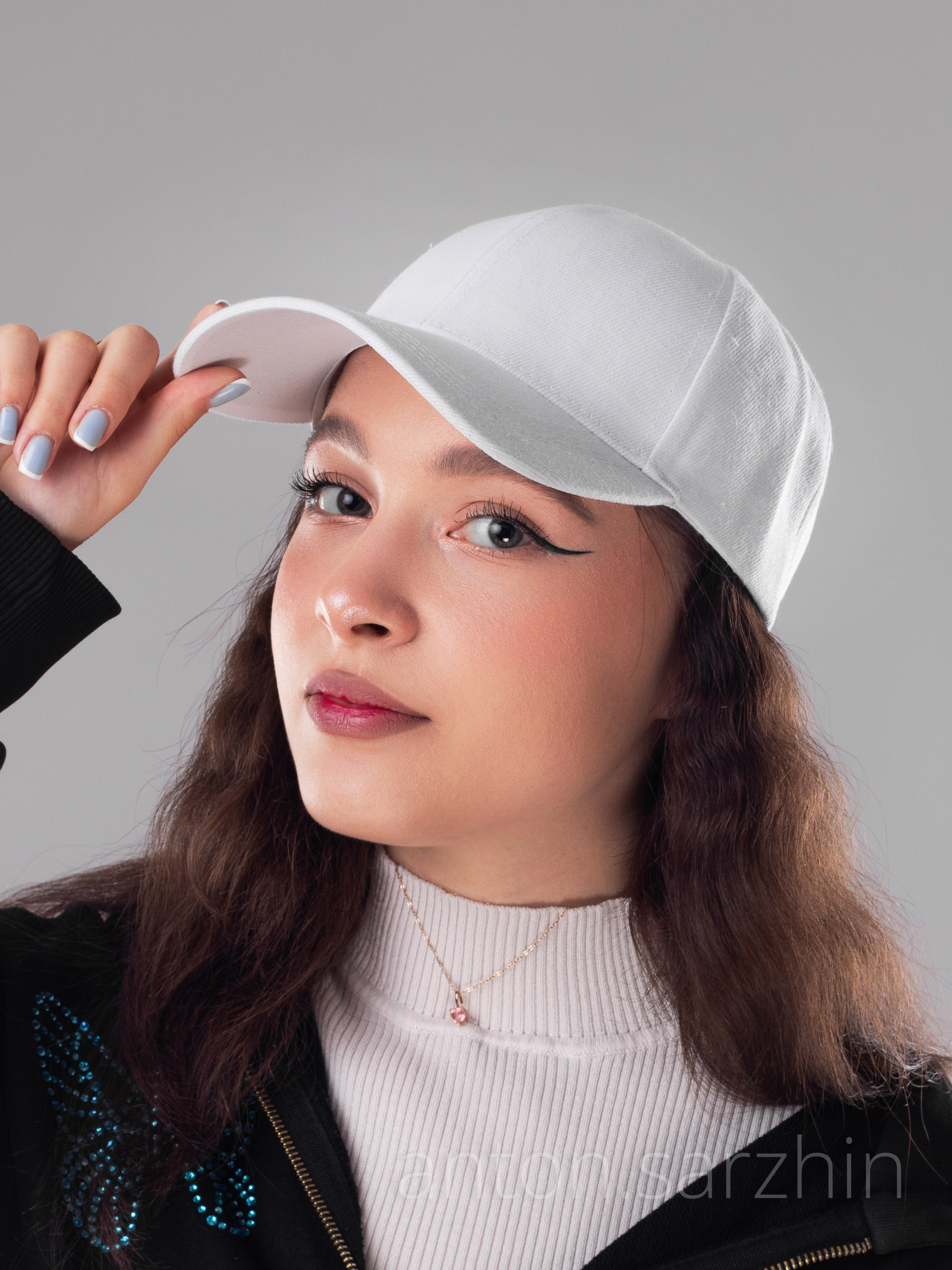 Фотосъемка кепки на девушке