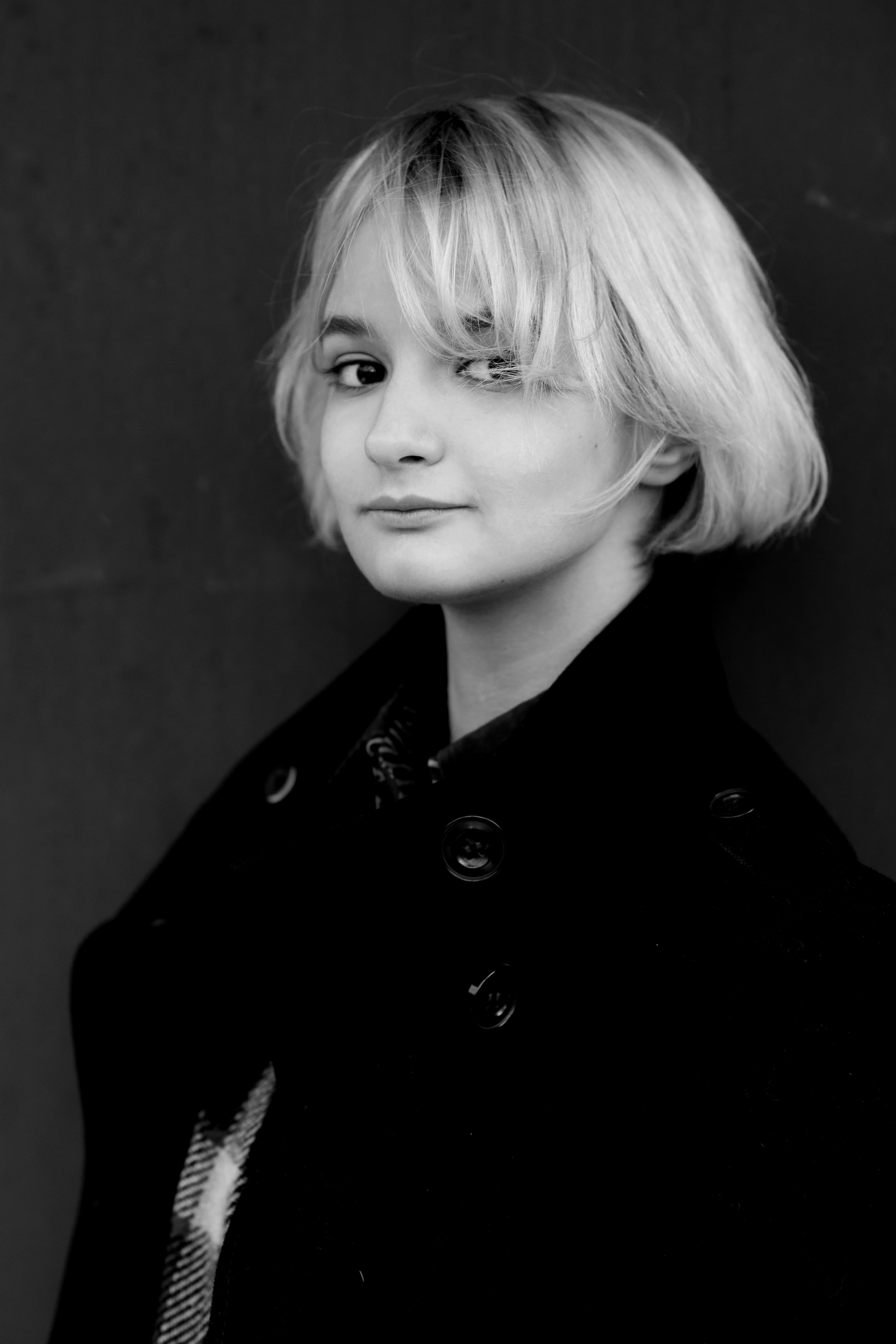 Фотосессия девочки подростка в осеннем саду. Главная