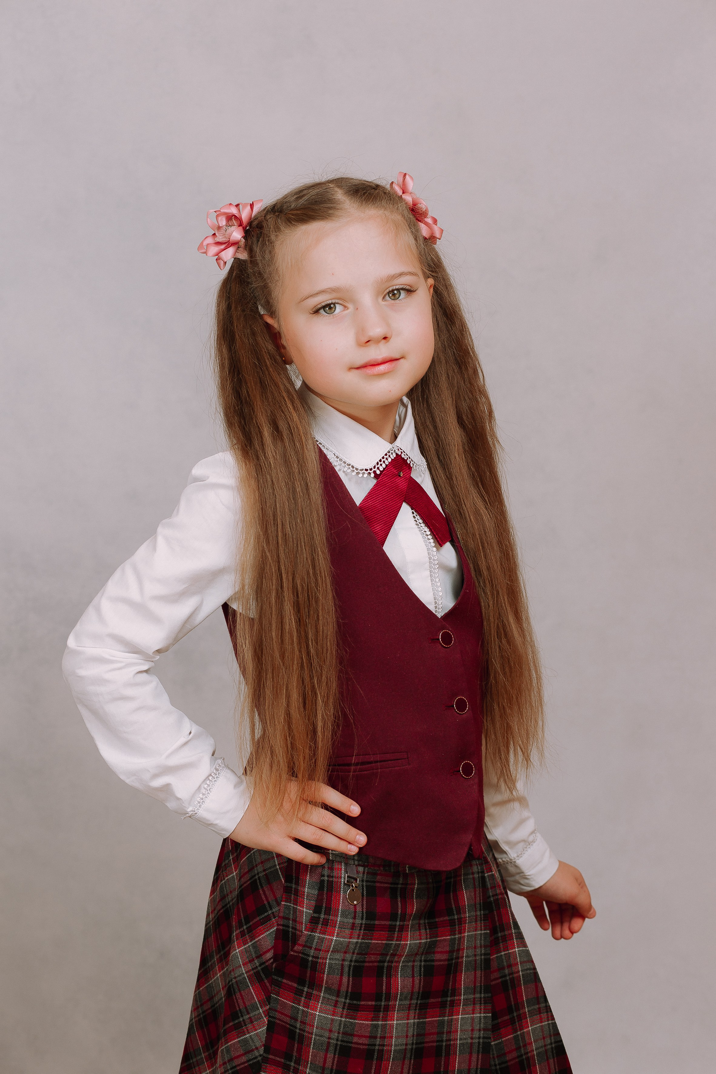 Портрет на светлом фоне- начальная школа. Выпускные альбомы Натальи Бутко: Новороссийск, Анапа, Геленджик