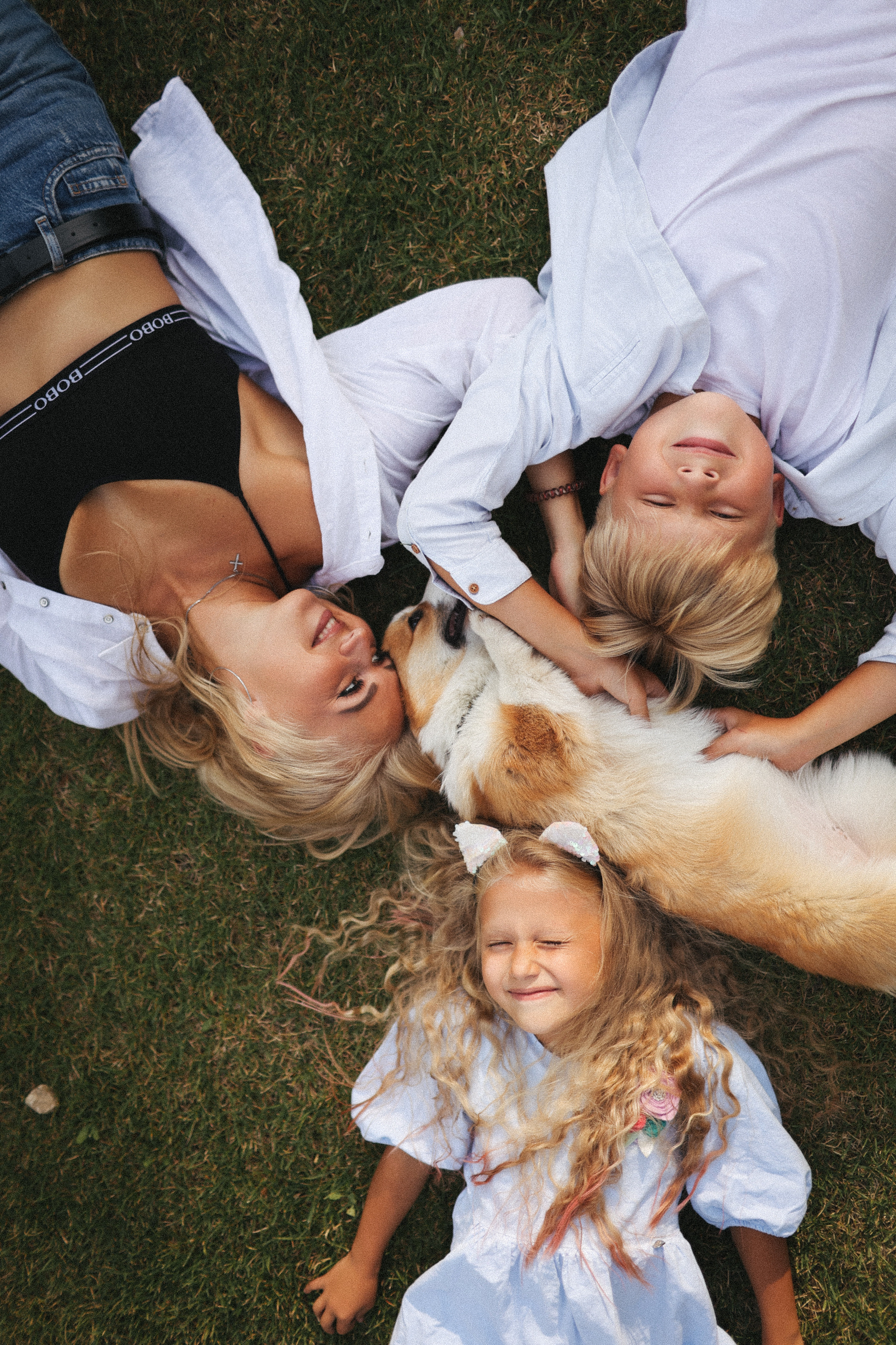 Летняя фотосессия фотосессия с собакой корги мама и дети. Фотограф Владимир Москва