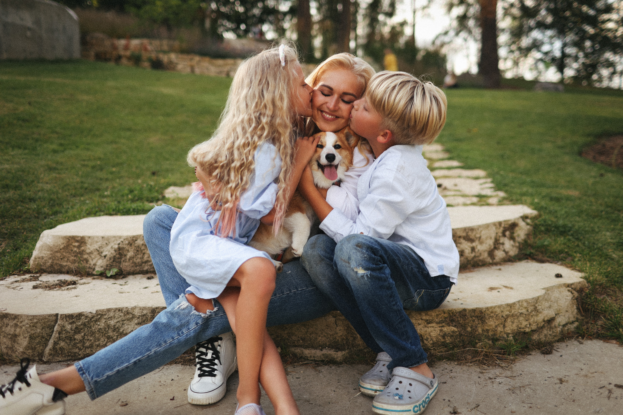 Летняя фотосессия фотосессия с собакой корги мама и дети. Фотограф Владимир Москва