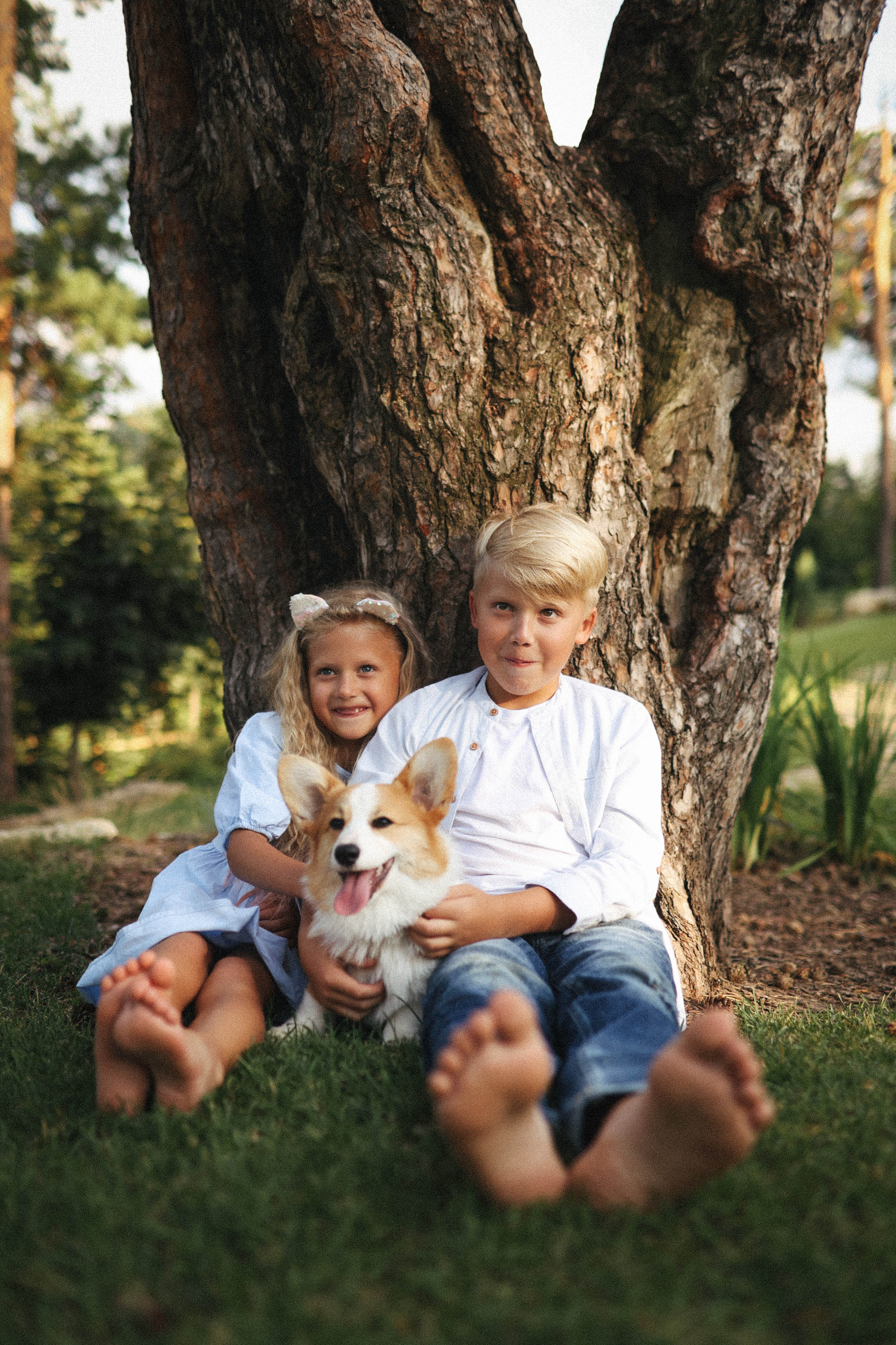 Летняя фотосессия фотосессия с собакой корги мама и дети. Фотограф Владимир Москва