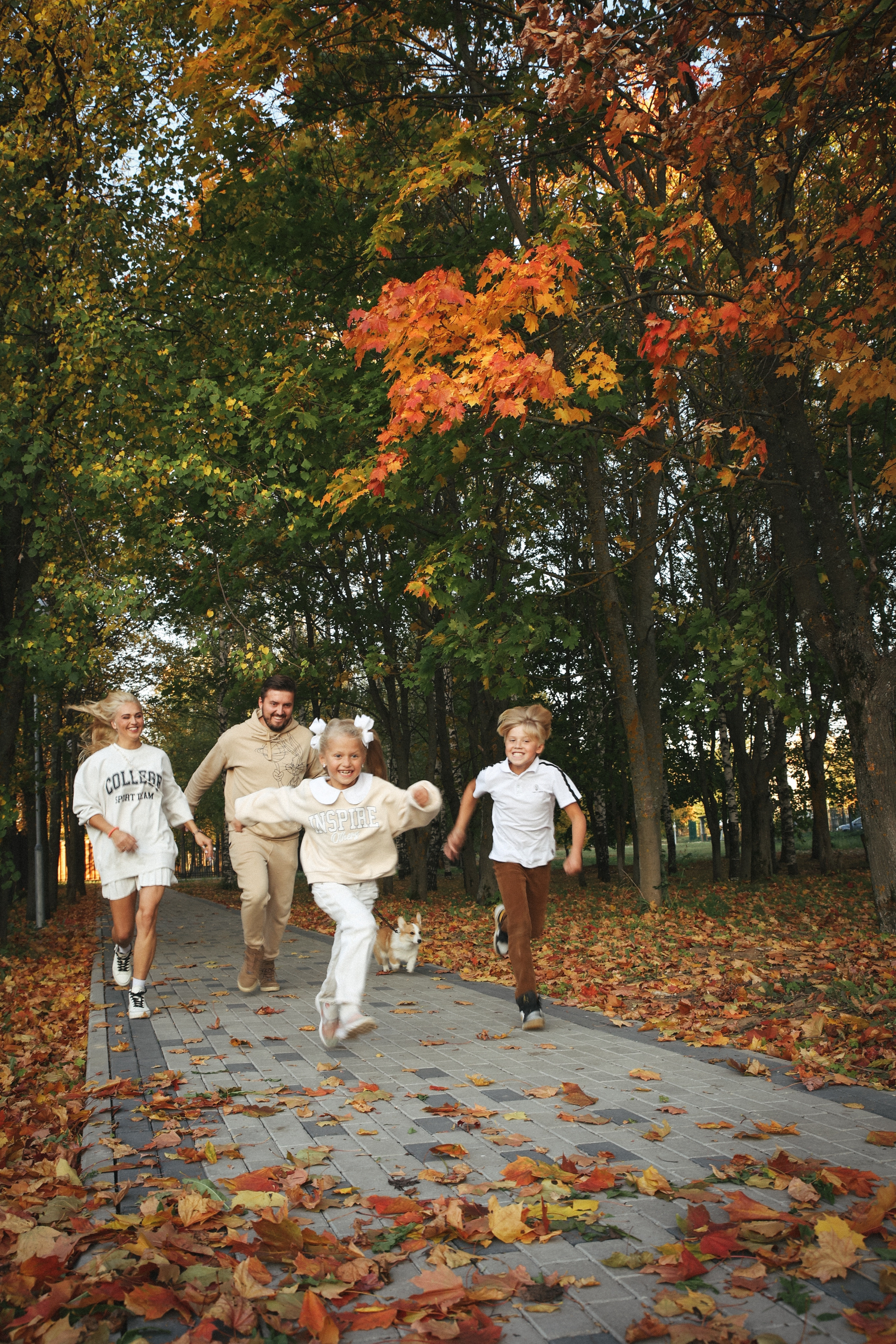 Осенняя фотосессия фото с листьями. Фотограф Владимир Москва