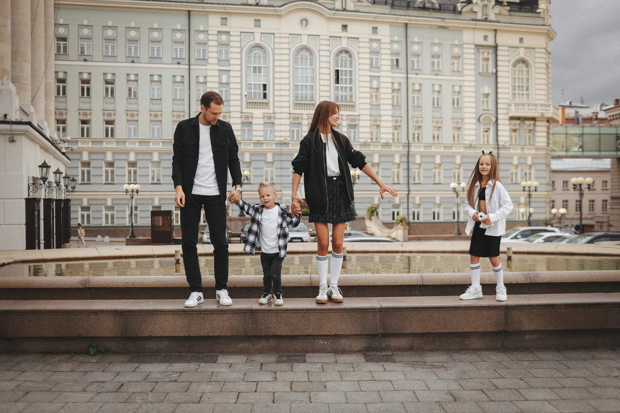 Семейная фотосессия в Москве фотосессия в городе. Фотограф Владимир Москва
