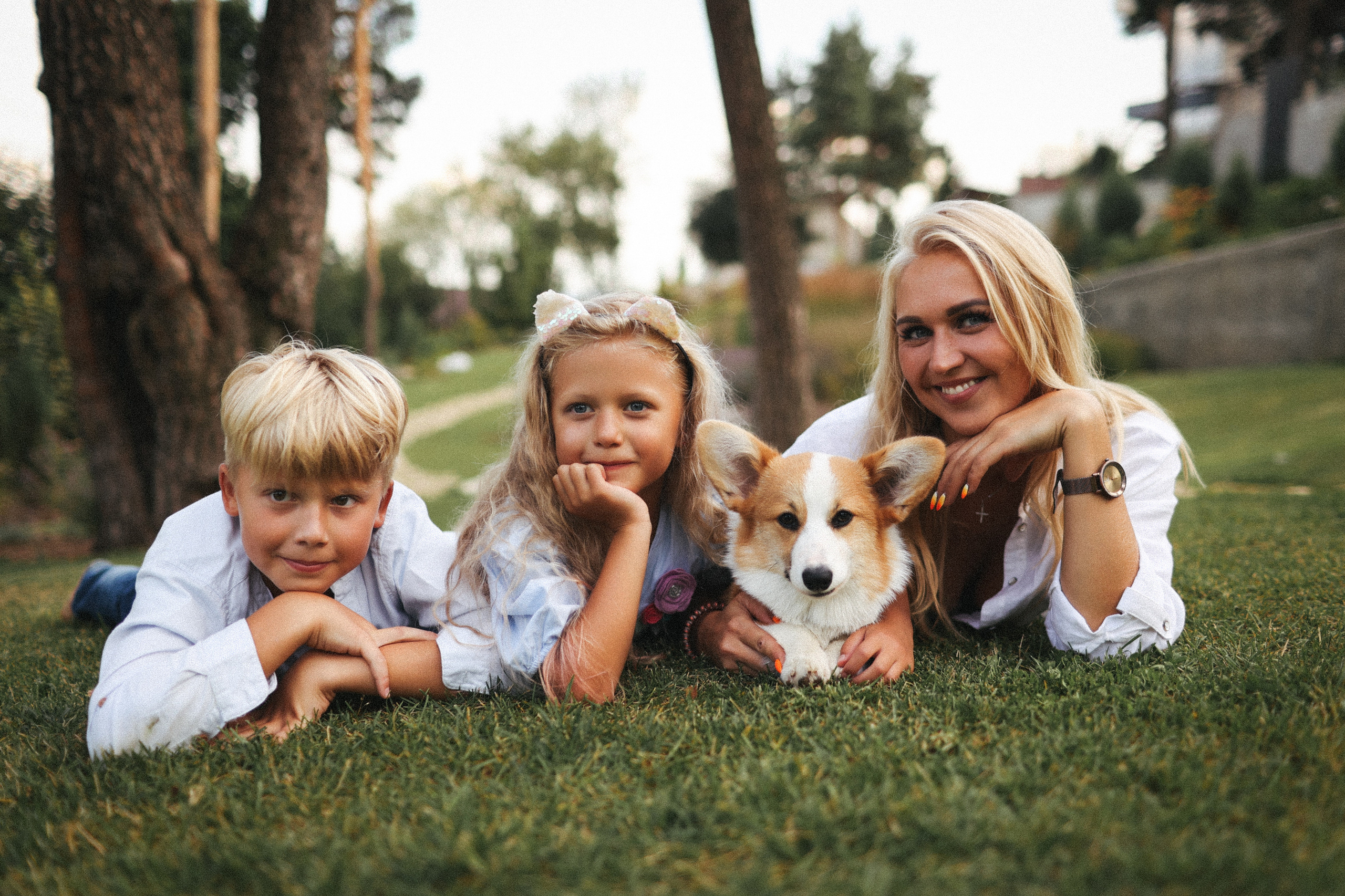 Летняя фотосессия фотосессия с собакой корги мама и дети. Фотограф Владимир Москва