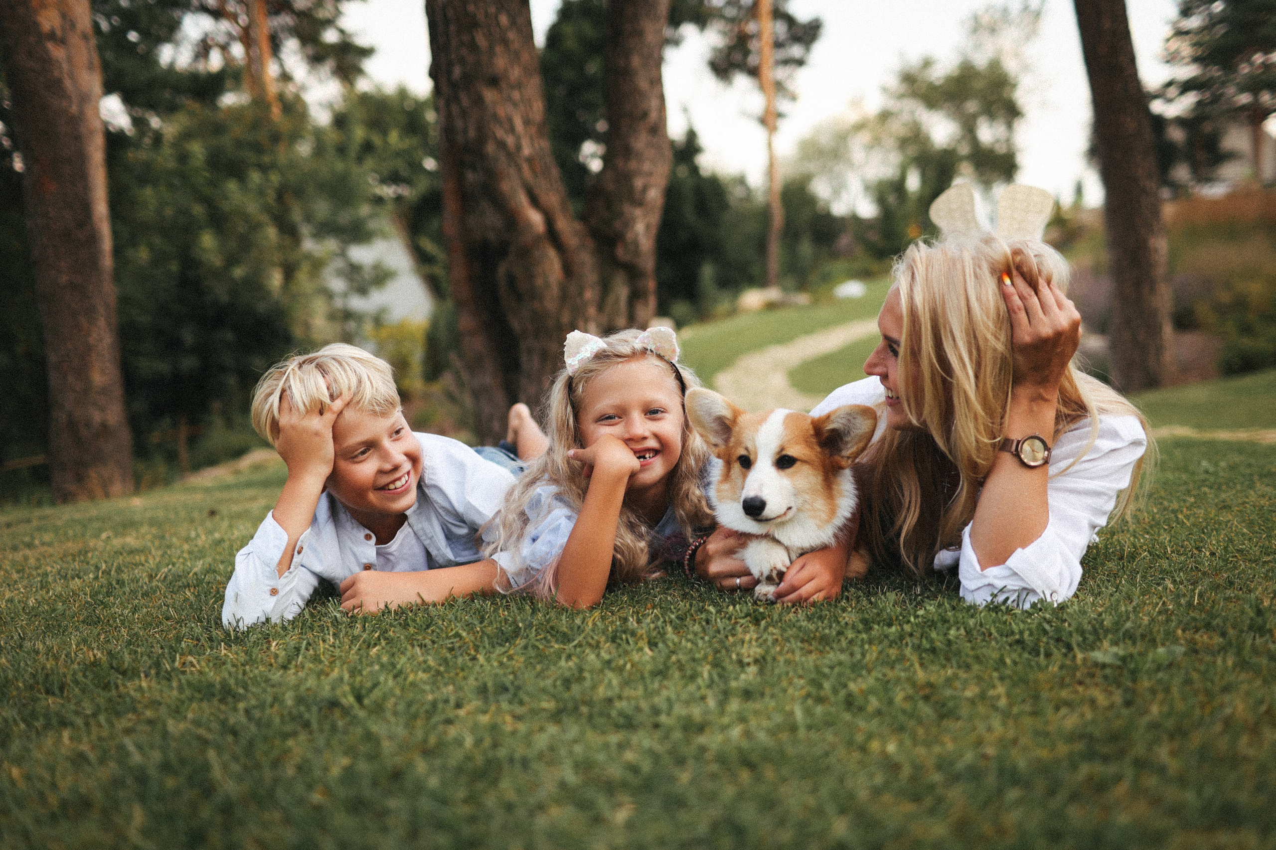 Летняя фотосессия фотосессия с собакой корги мама и дети. Фотограф Владимир Москва