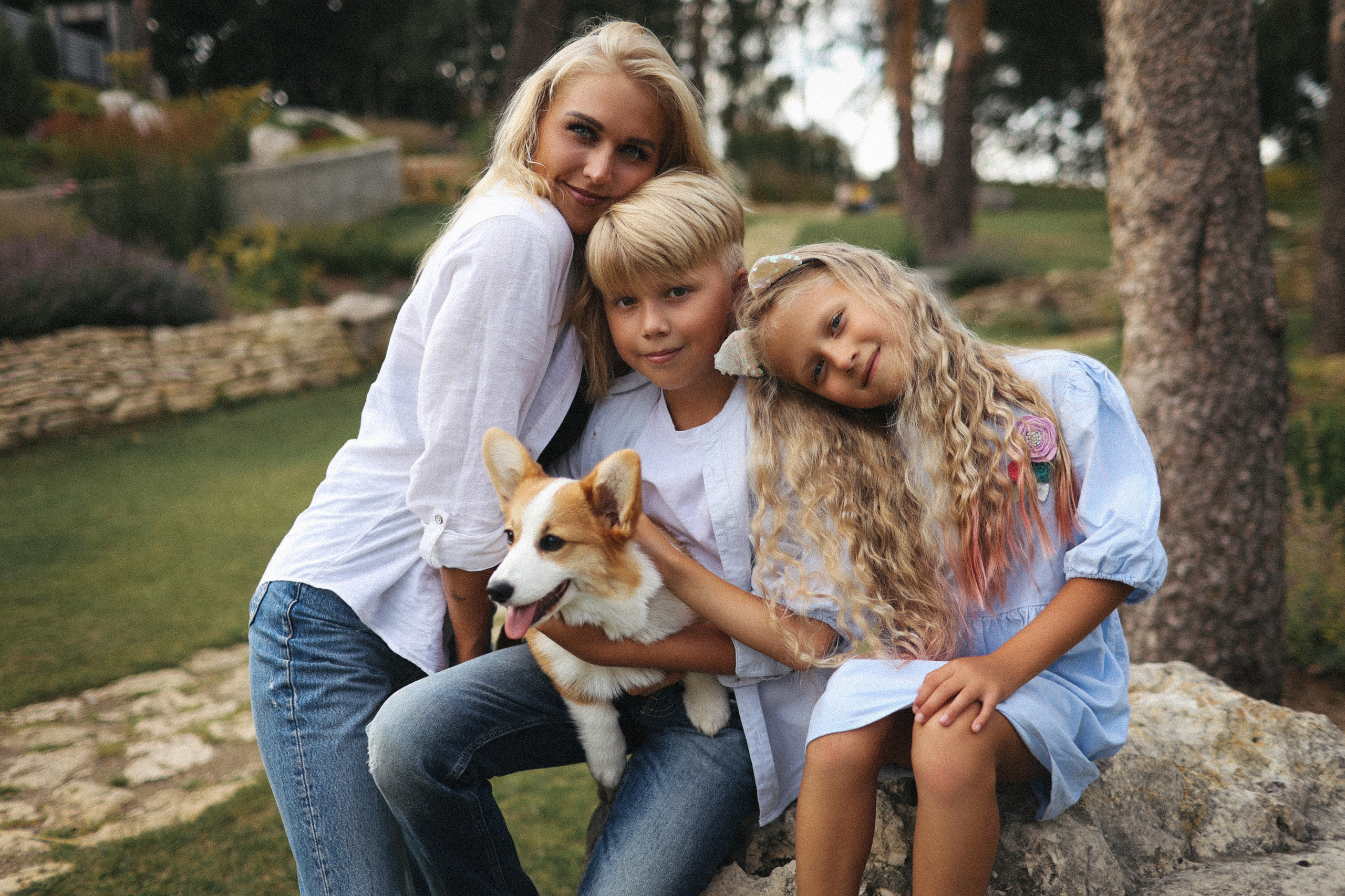 Летняя фотосессия фотосессия с собакой корги мама и дети. Фотограф Владимир Москва