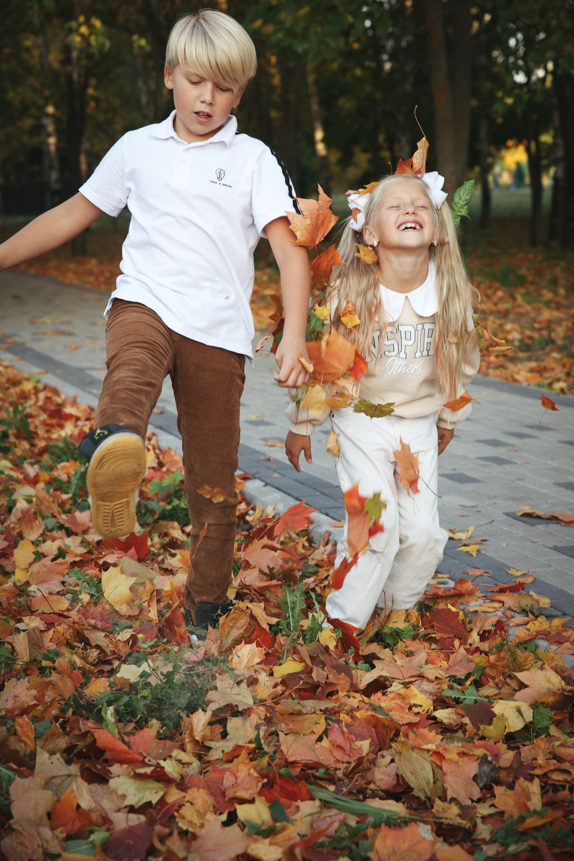 Осенняя фотосессия фото с листьями. Фотограф Владимир Москва