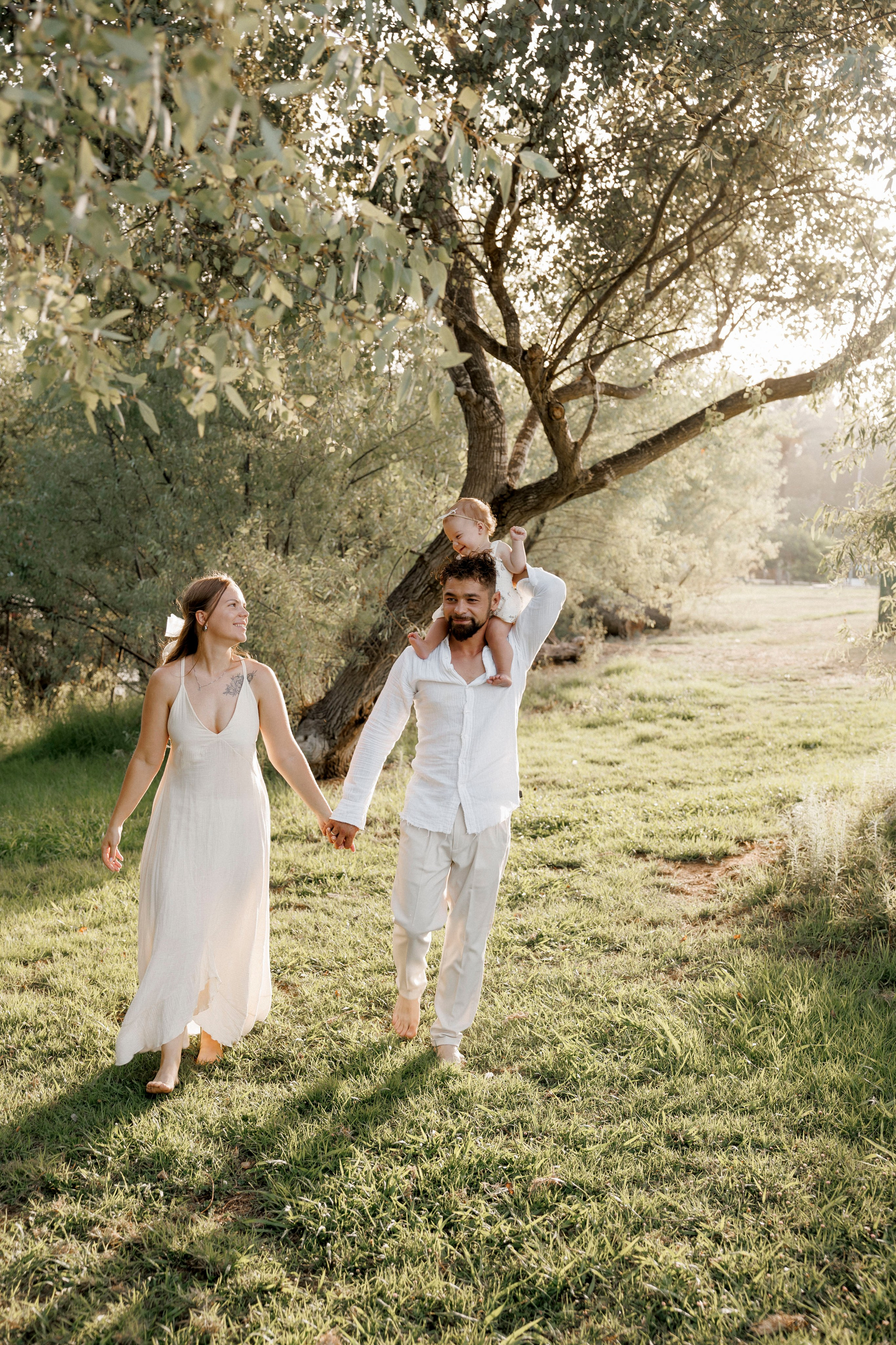 Family photoshoot inside the park. Главная