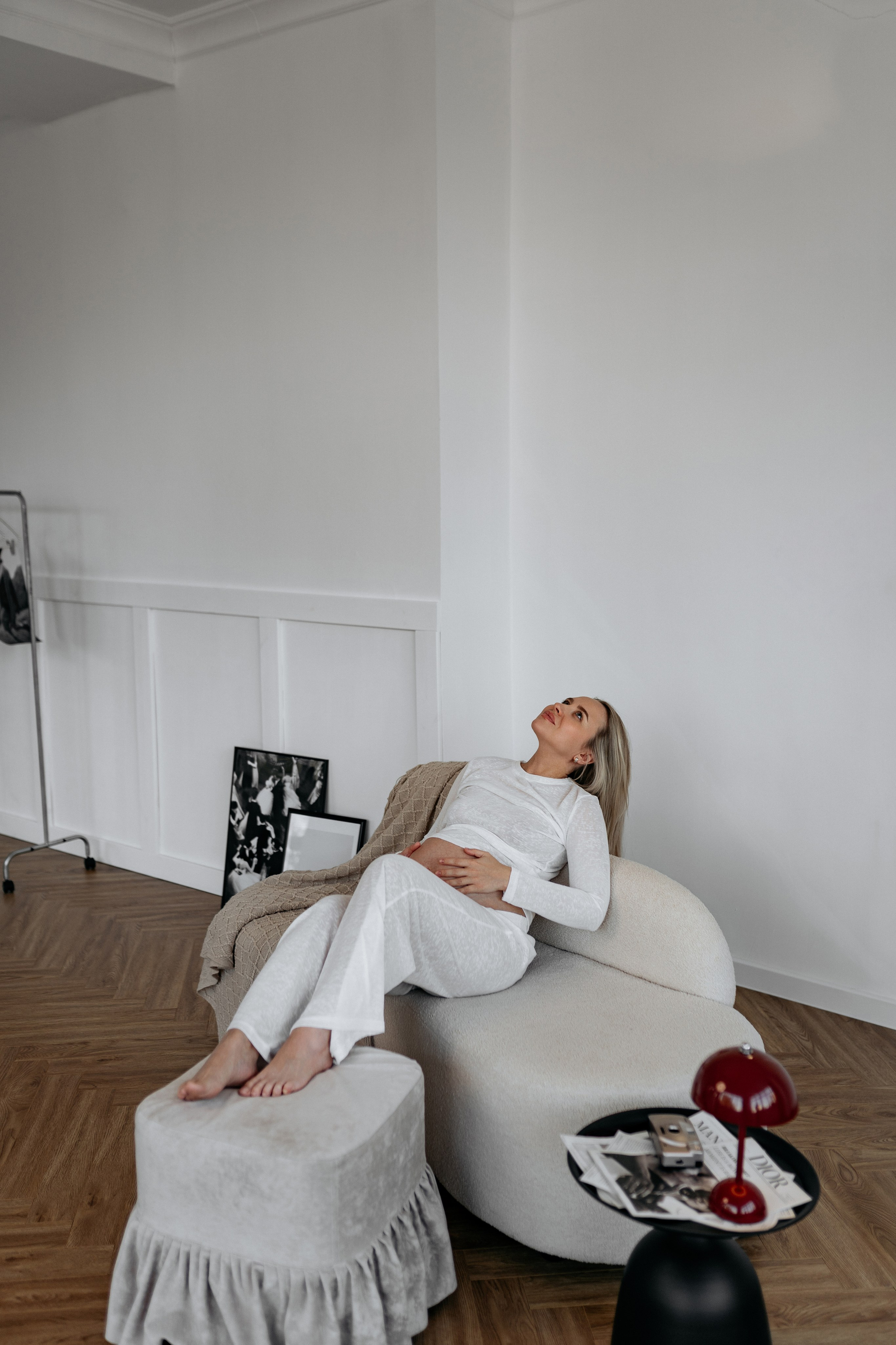 Фотограф Геленджик-Темрюк. Парная студийная съемка будущих родителей. Искренние эмоции и нежные позы в кадре.