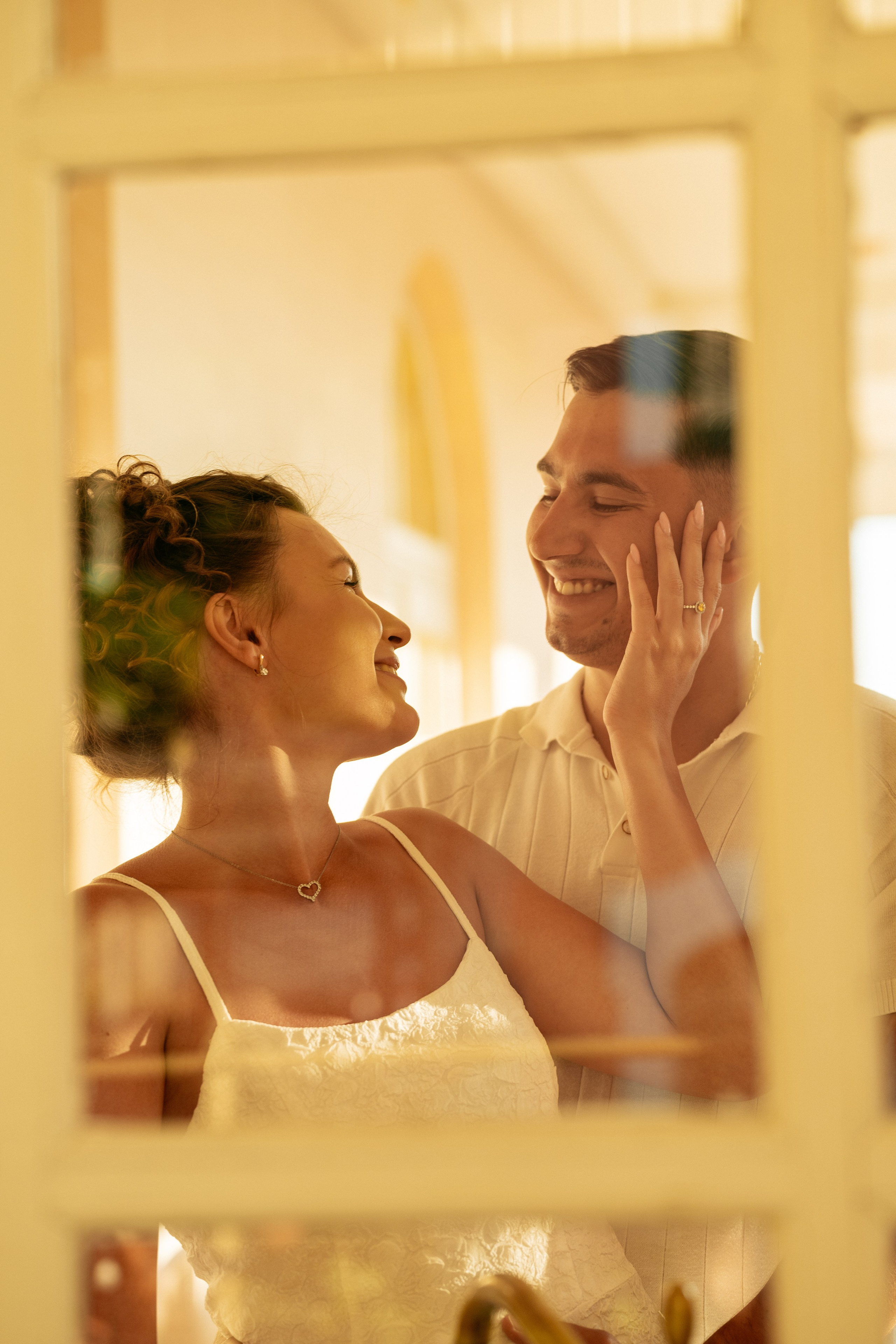 Пара гуляет по живописному двору Ikos Fanas. Кадр, наполненный светом, гармонией и нежностью.