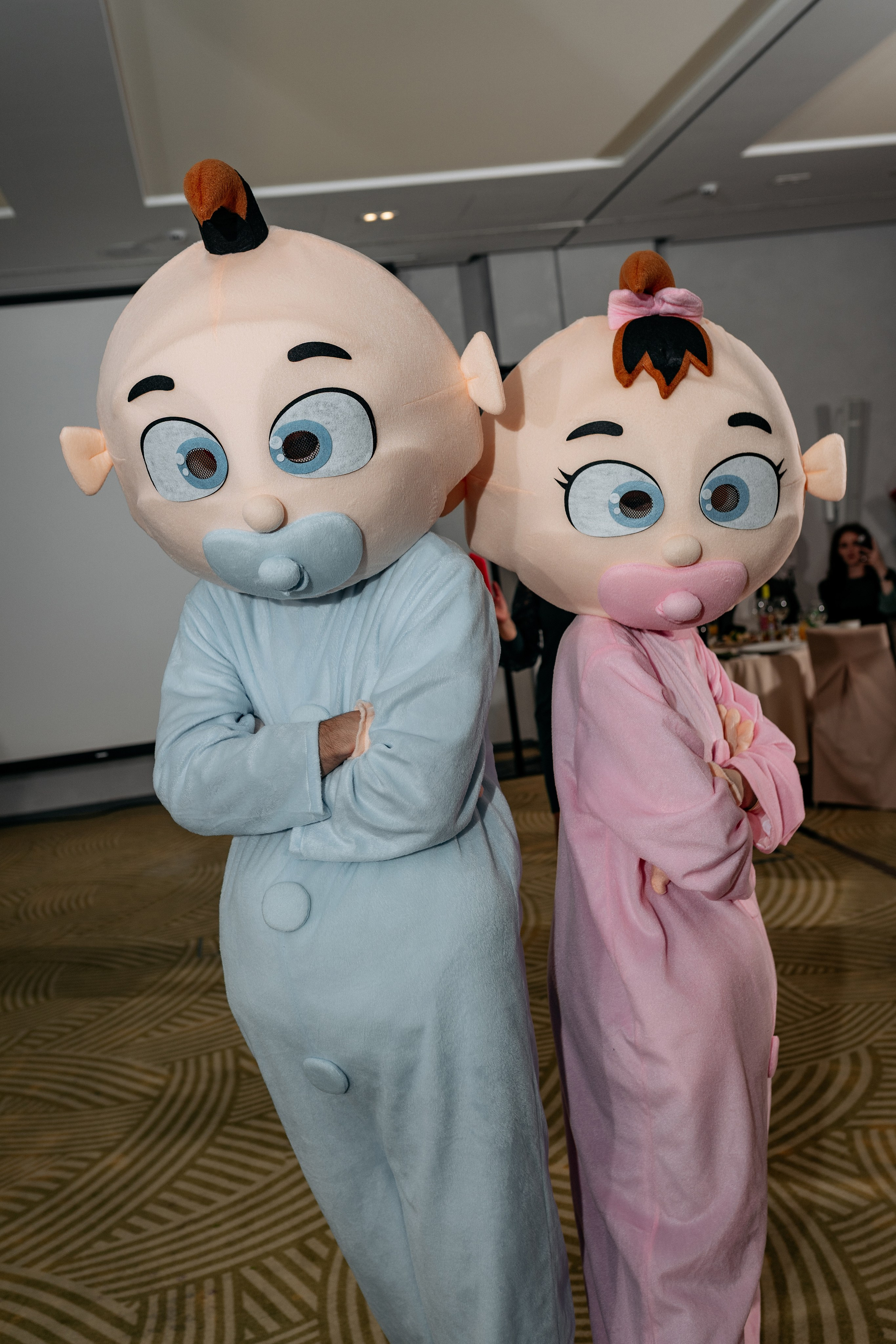 Свидетели в ростовых костюмах, собирают на мальчика и девочку, свадебный фотограф Новороссийск.