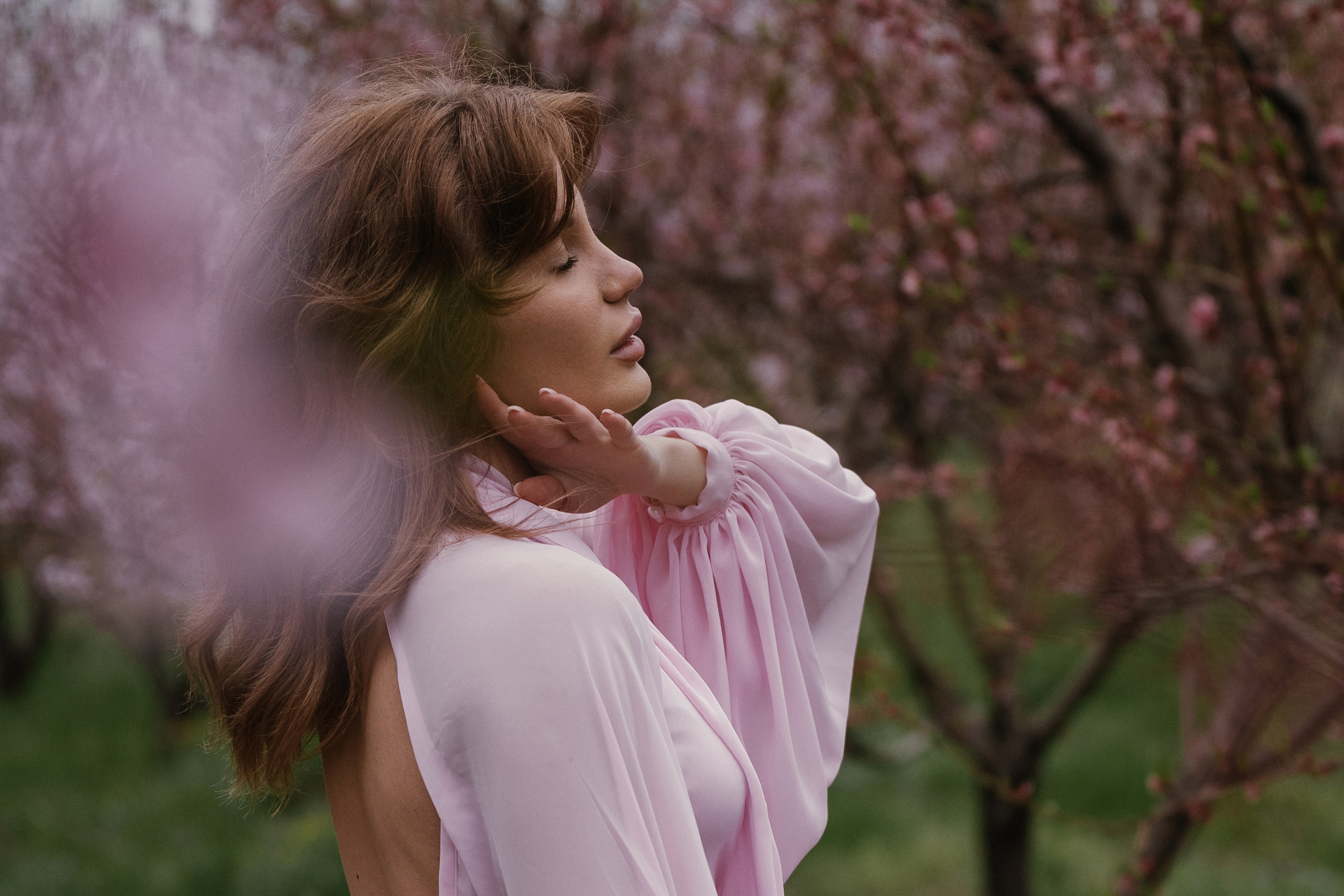 Воздушная фотосессия: динамика летящего платья в розовом цветении