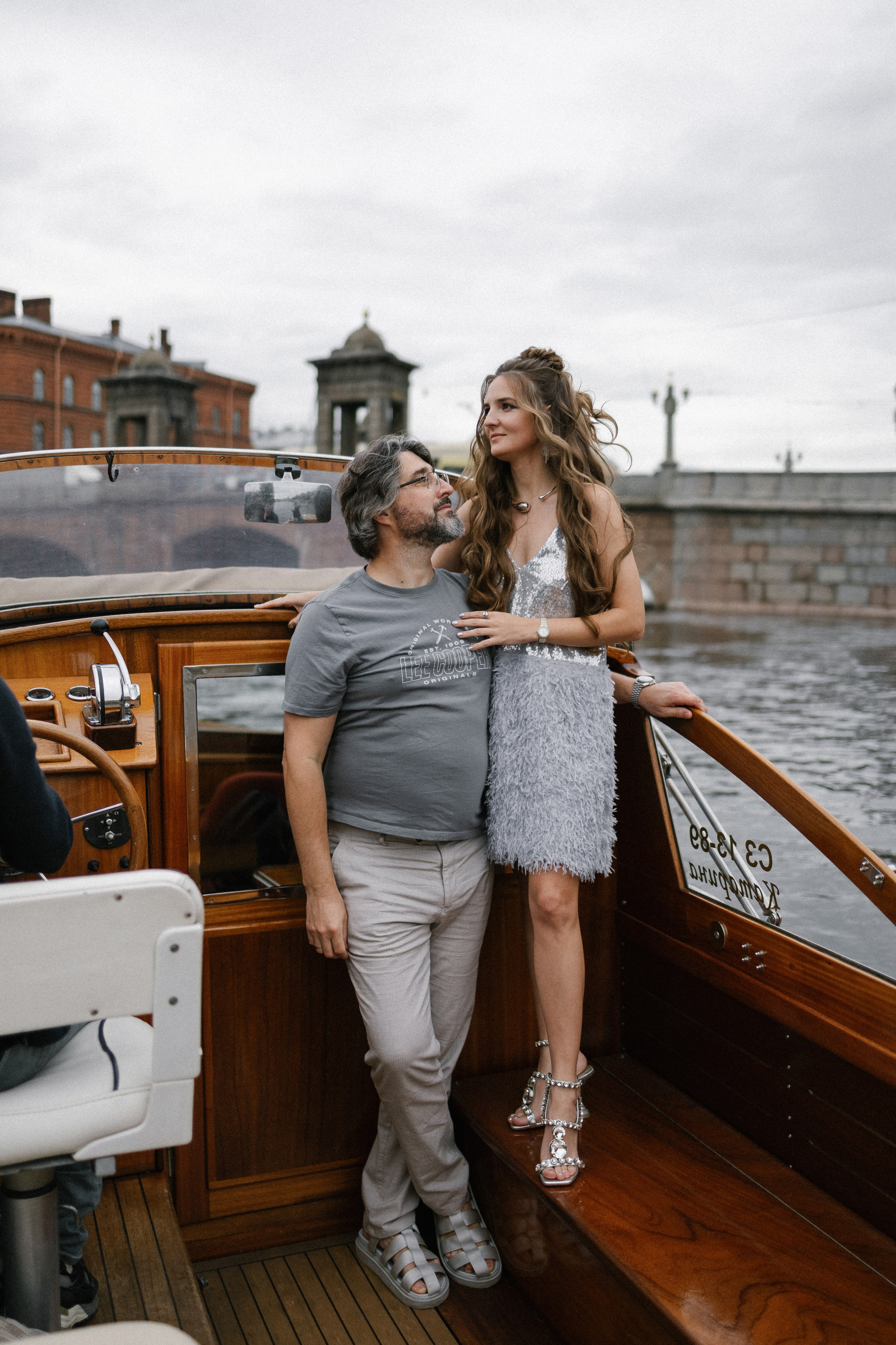 Прогулка на венецианском катере. Свадебный фотограф в Санкт-Петербурге Ксения Кобышева