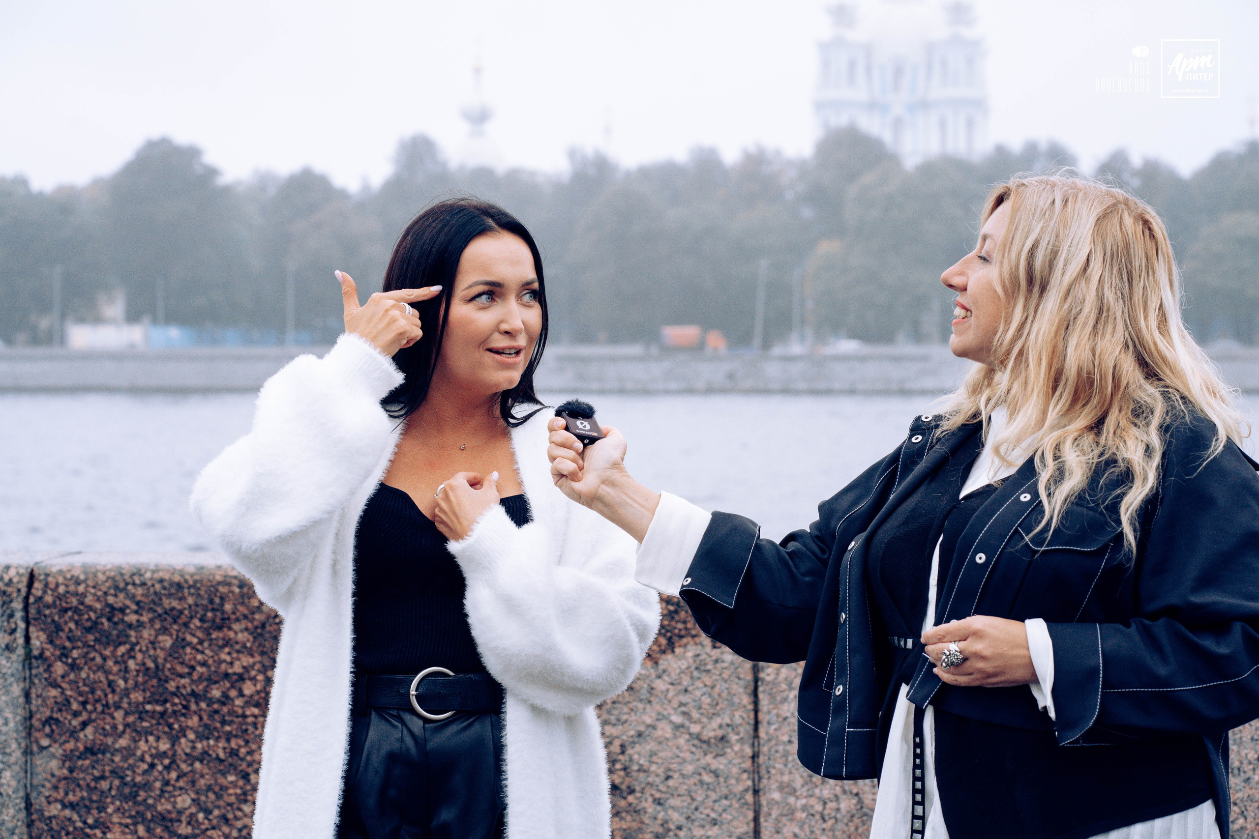 Прогулочная фотосессия с Кристиной Абрамовой вдоль туманной Невы. Ваш фотограф в Санкт-Петербурге Анна Просвирина