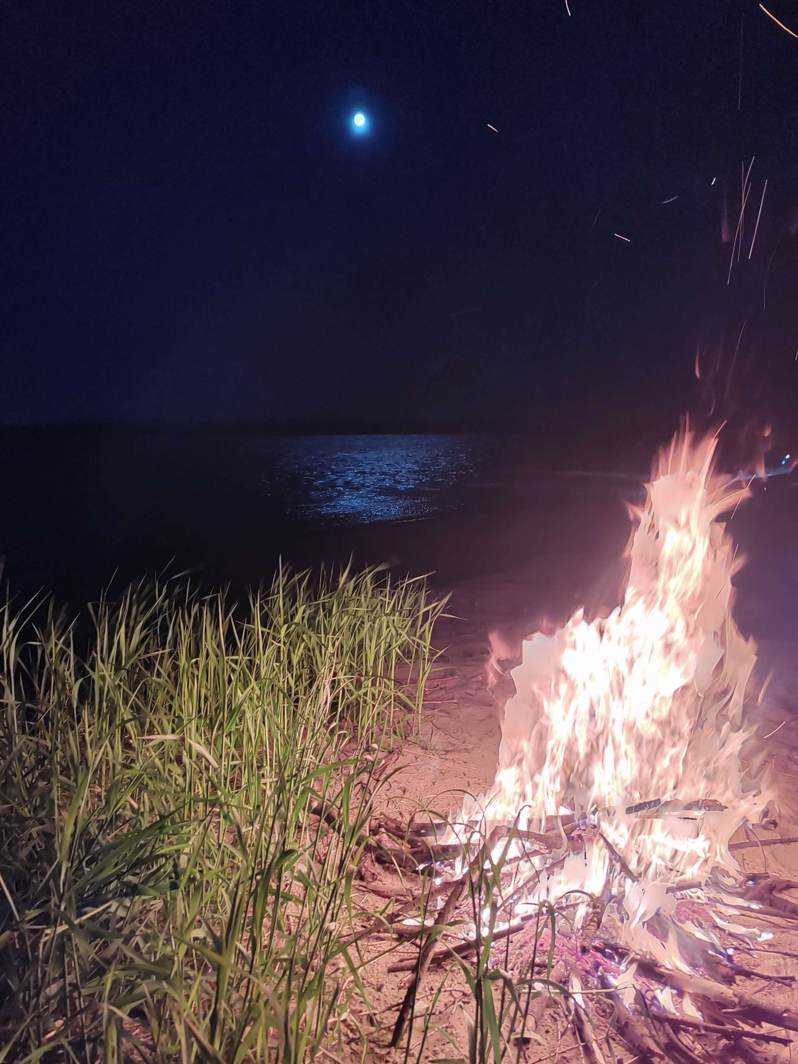 костер на берегу реки Амур 