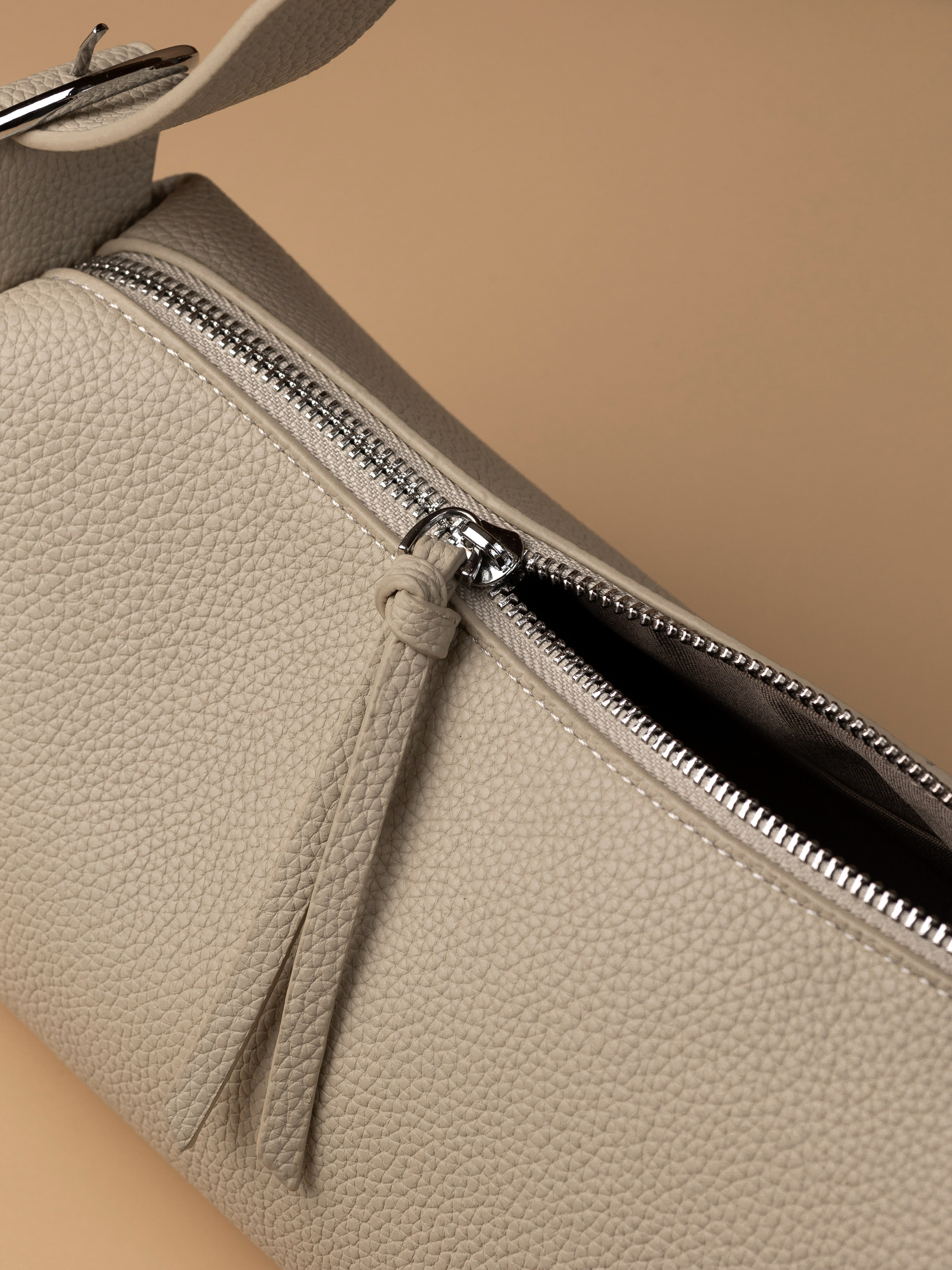 Детали бежевой сумки , детальная съемка