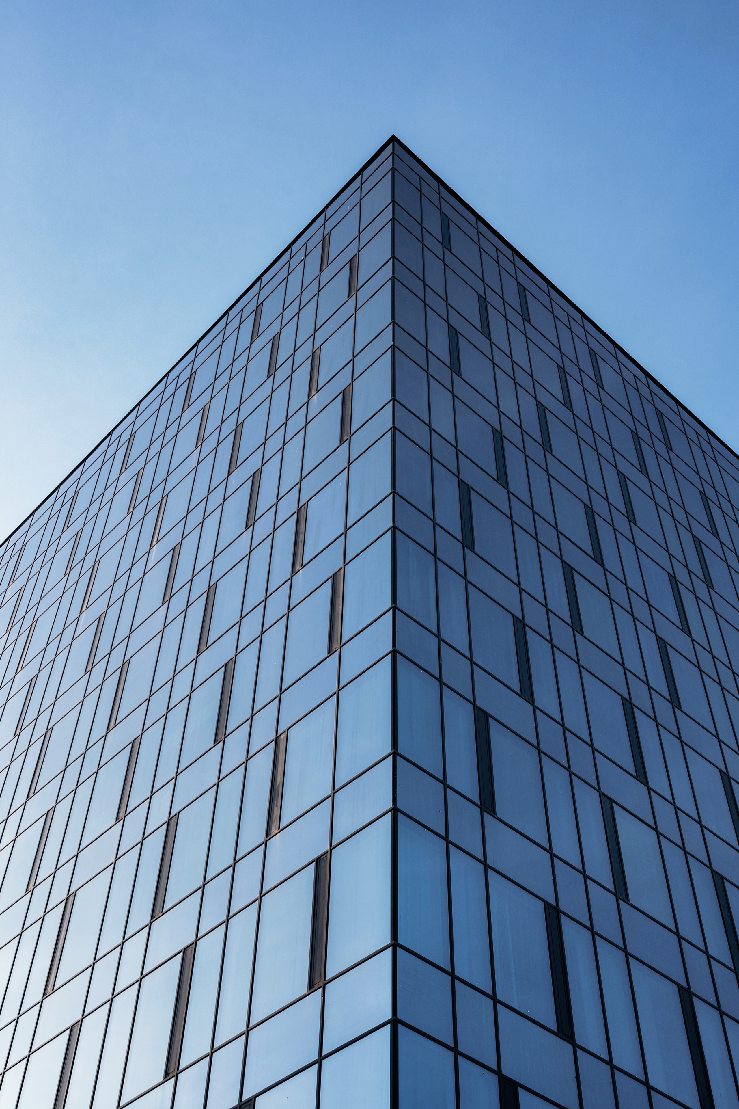 БЦ «Тринити», Гродно. Клиент: «ALUTECH». Задача: съёмка оконно-дверных и фасадных конструкций.