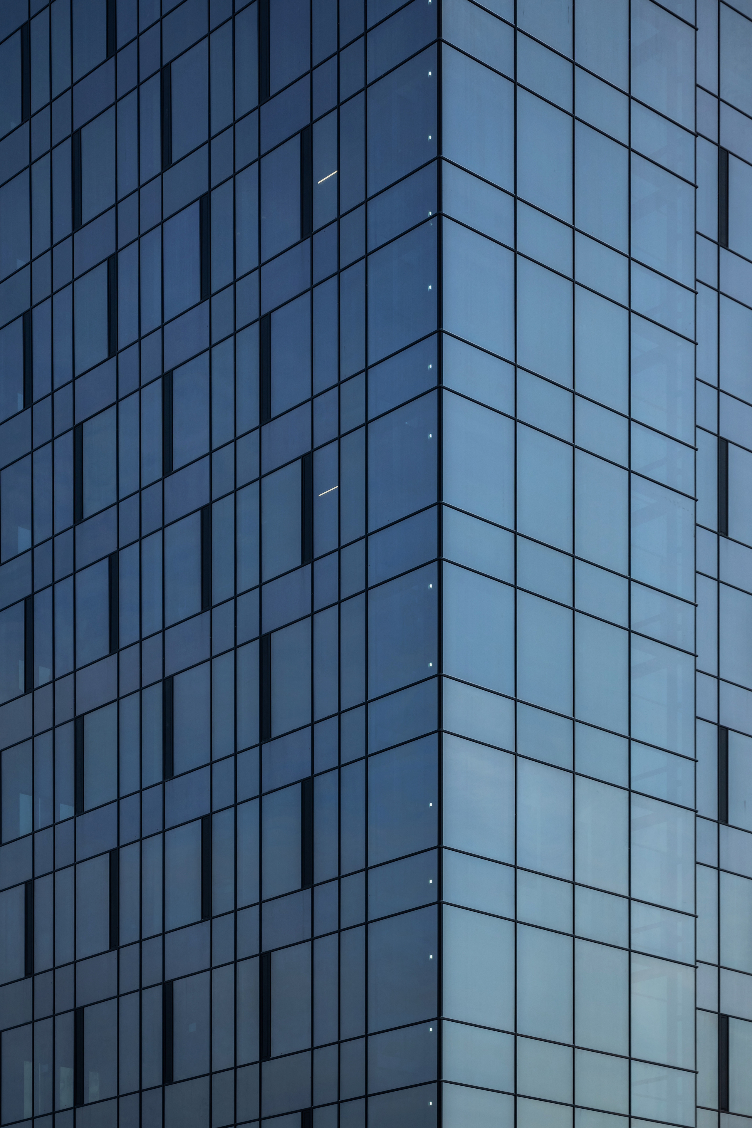 БЦ «Тринити», Гродно. Клиент: «ALUTECH». Задача: съёмка оконно-дверных и фасадных конструкций.