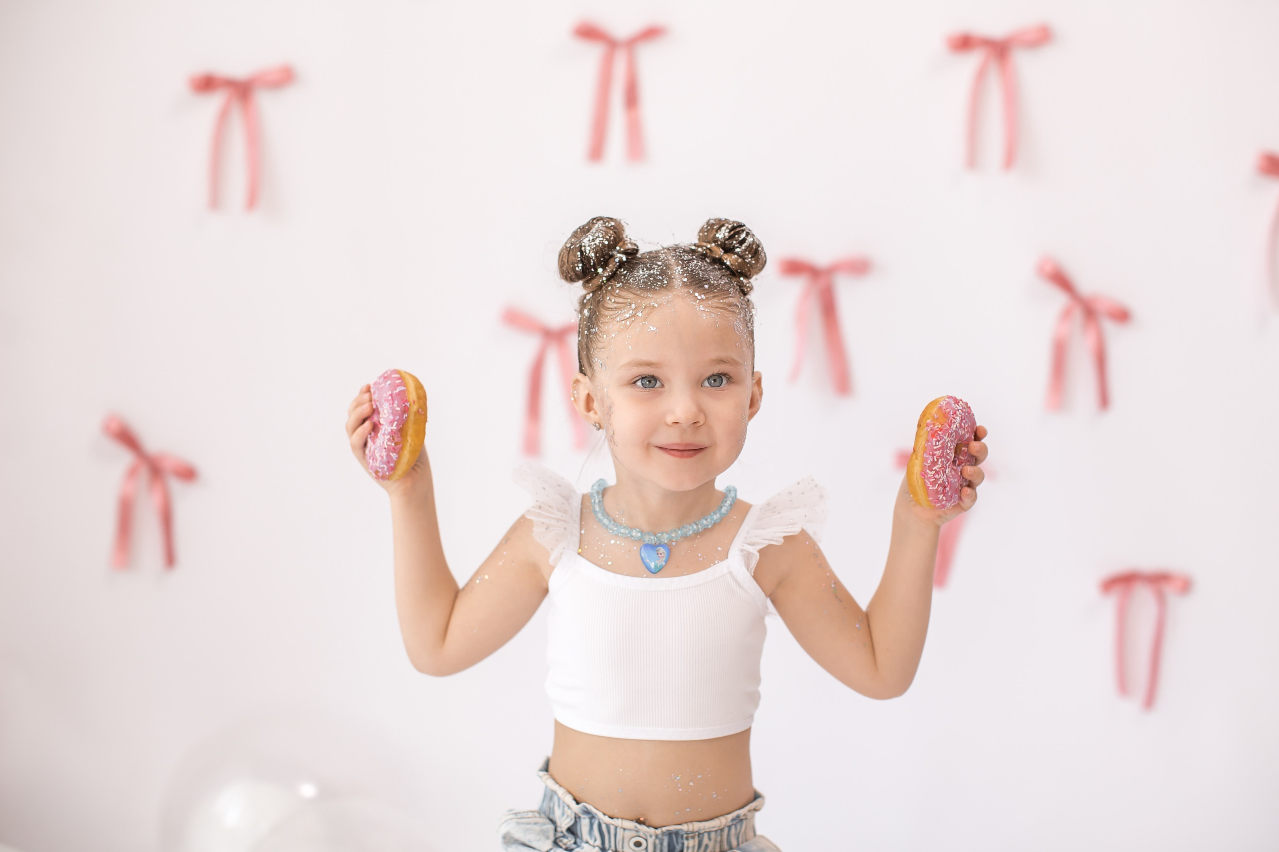 День рождение от 4 до 18 лет (на белом фоне). Детский семейный фотограф на первый годик город Новосибирск Дымова Светлана пакеты всё включено 1-3 года