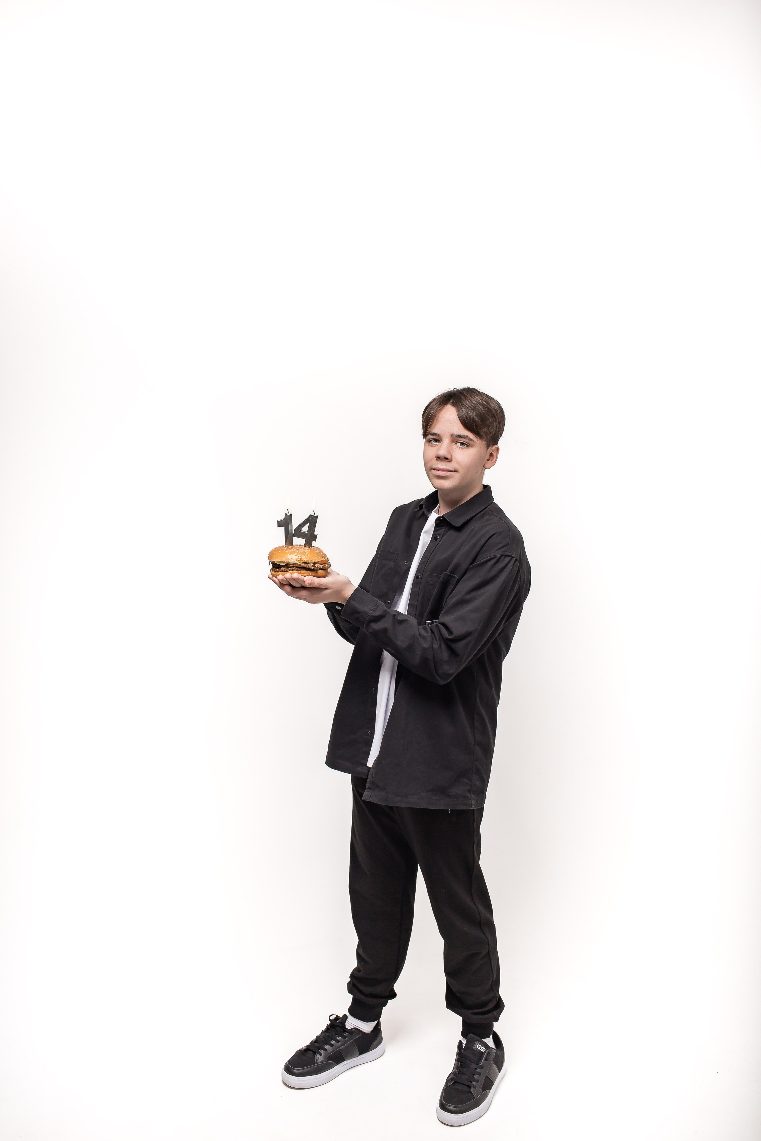 День рождение от 4 до 18 лет (на белом фоне). Детский семейный фотограф на первый годик город Новосибирск Дымова Светлана пакеты всё включено 1-3 года