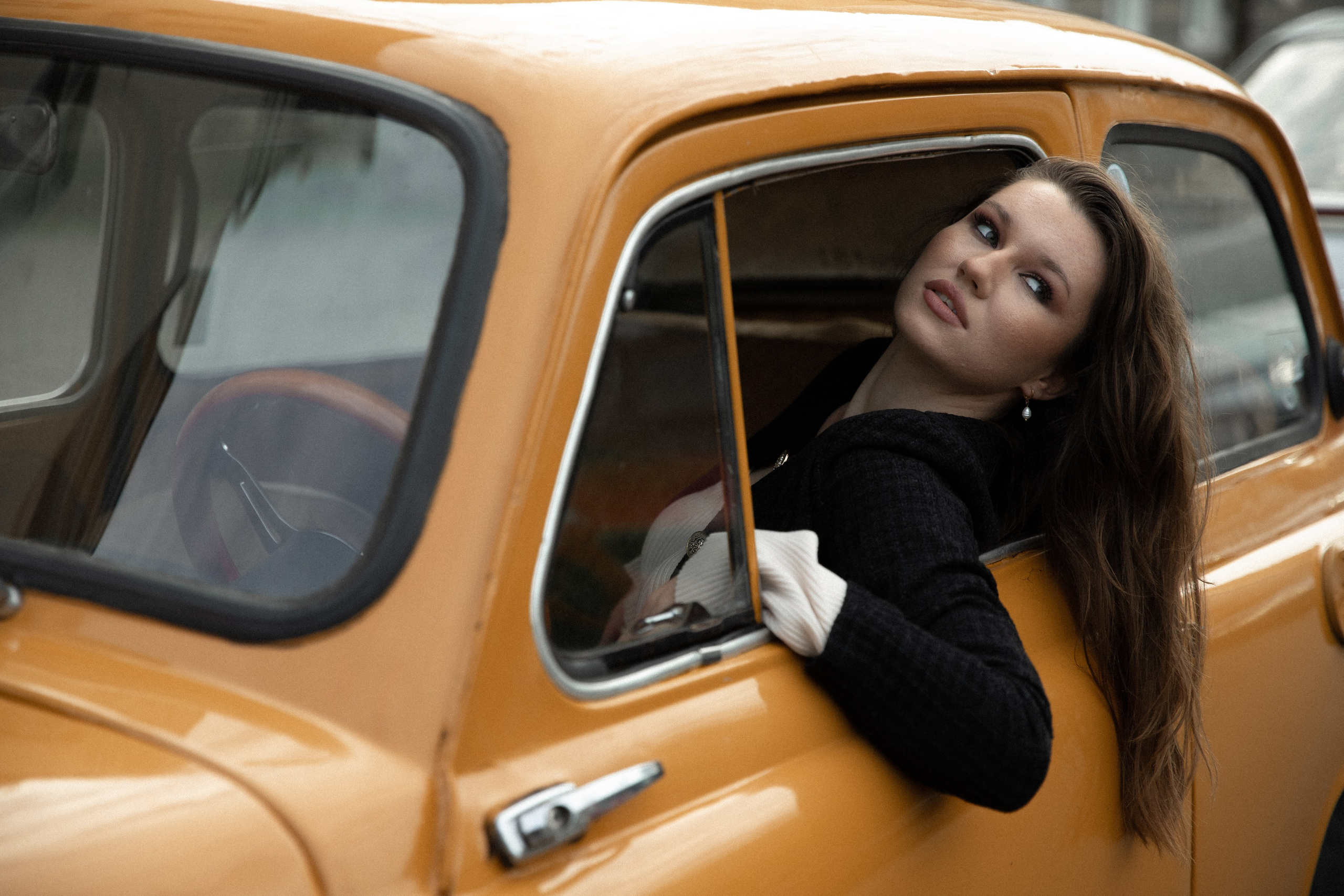 Женская фотосессия с ретро авто. Свадебный фотограф Бакрымова Валентина