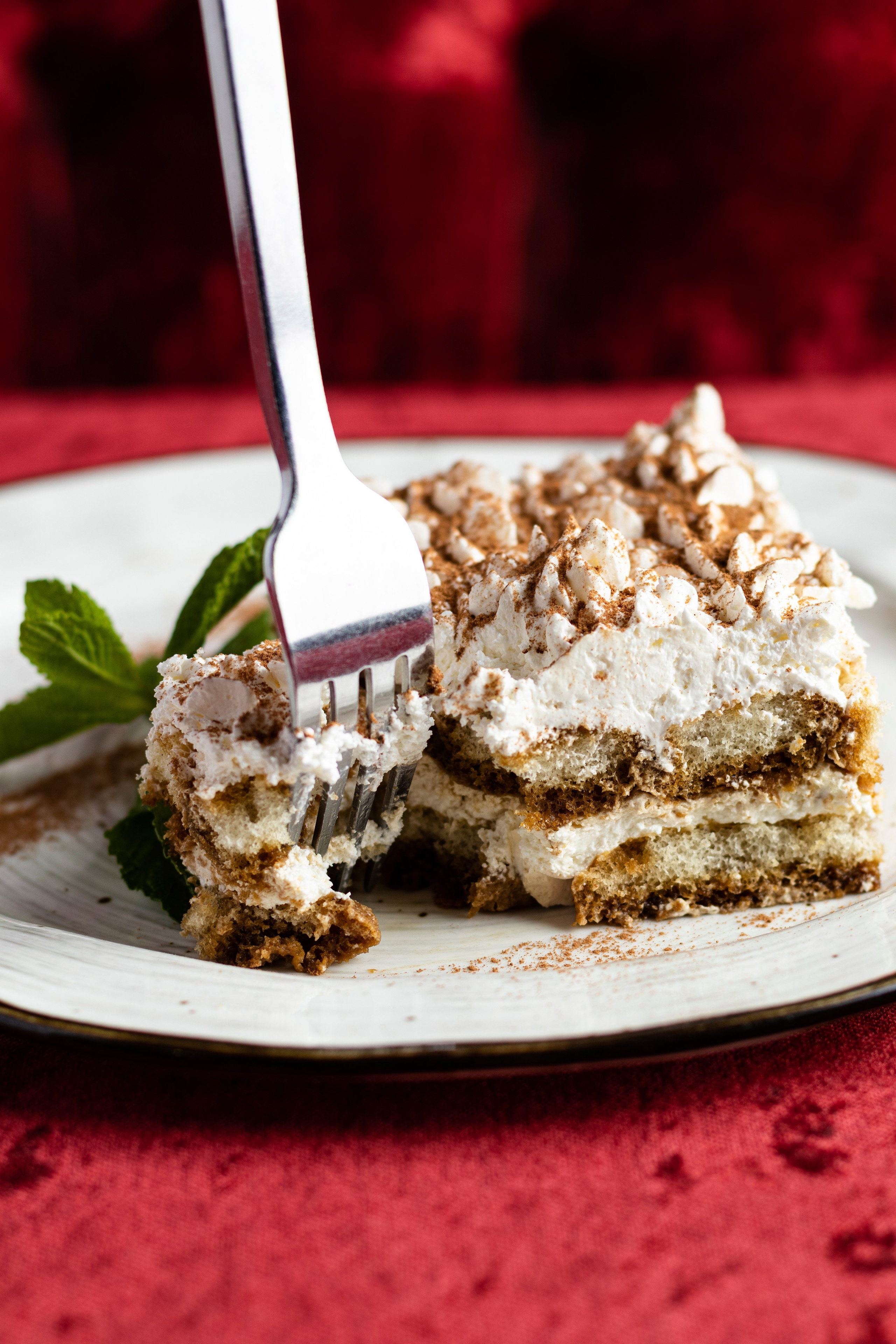 Фото десерта тирамису в итальянском ресторане