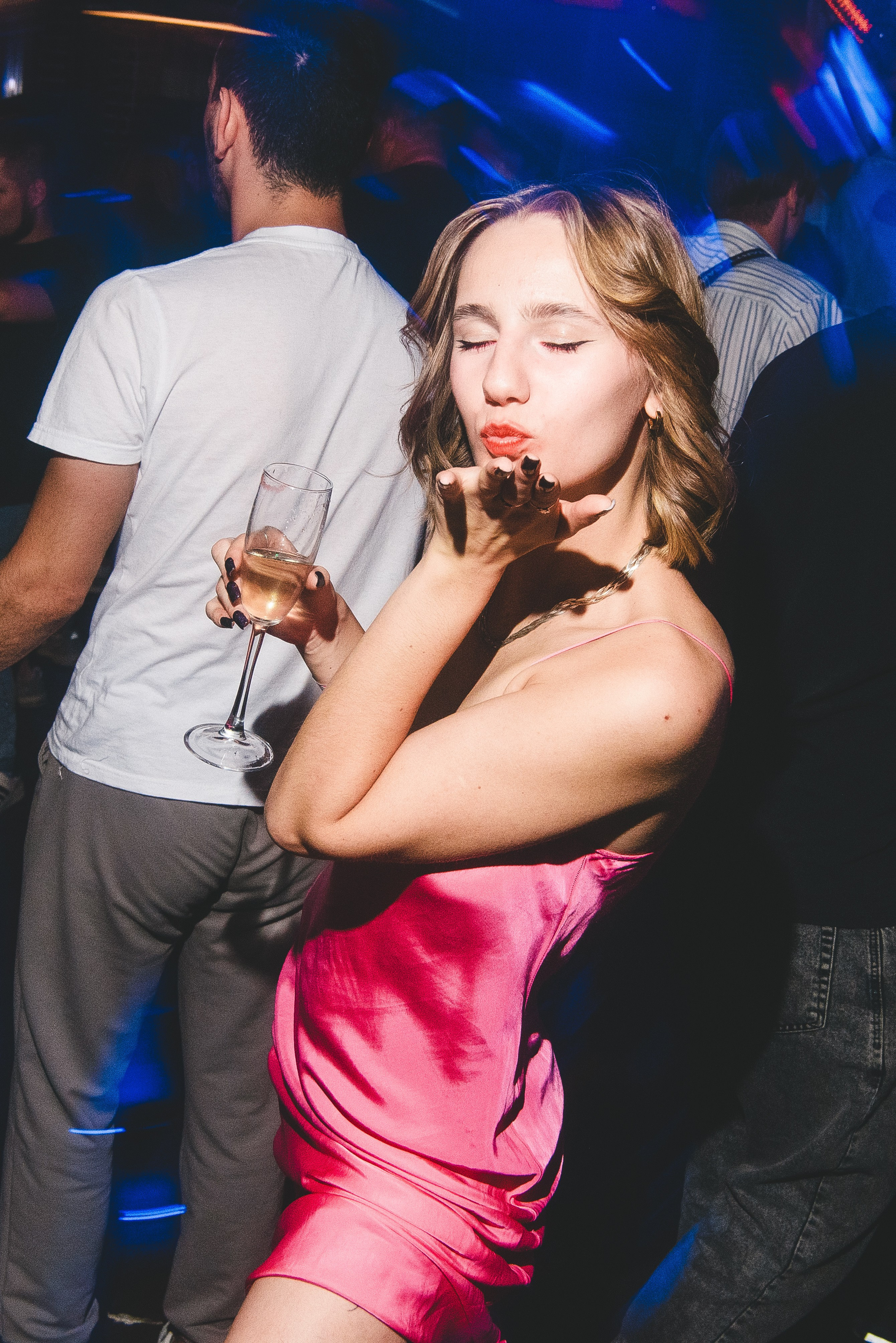 Фотоотчёты о вечеринках для НеБар Волгоград. Или стиль «пьяный фотограф». Фотограф в Волгограде и Волжском Александр Горбань