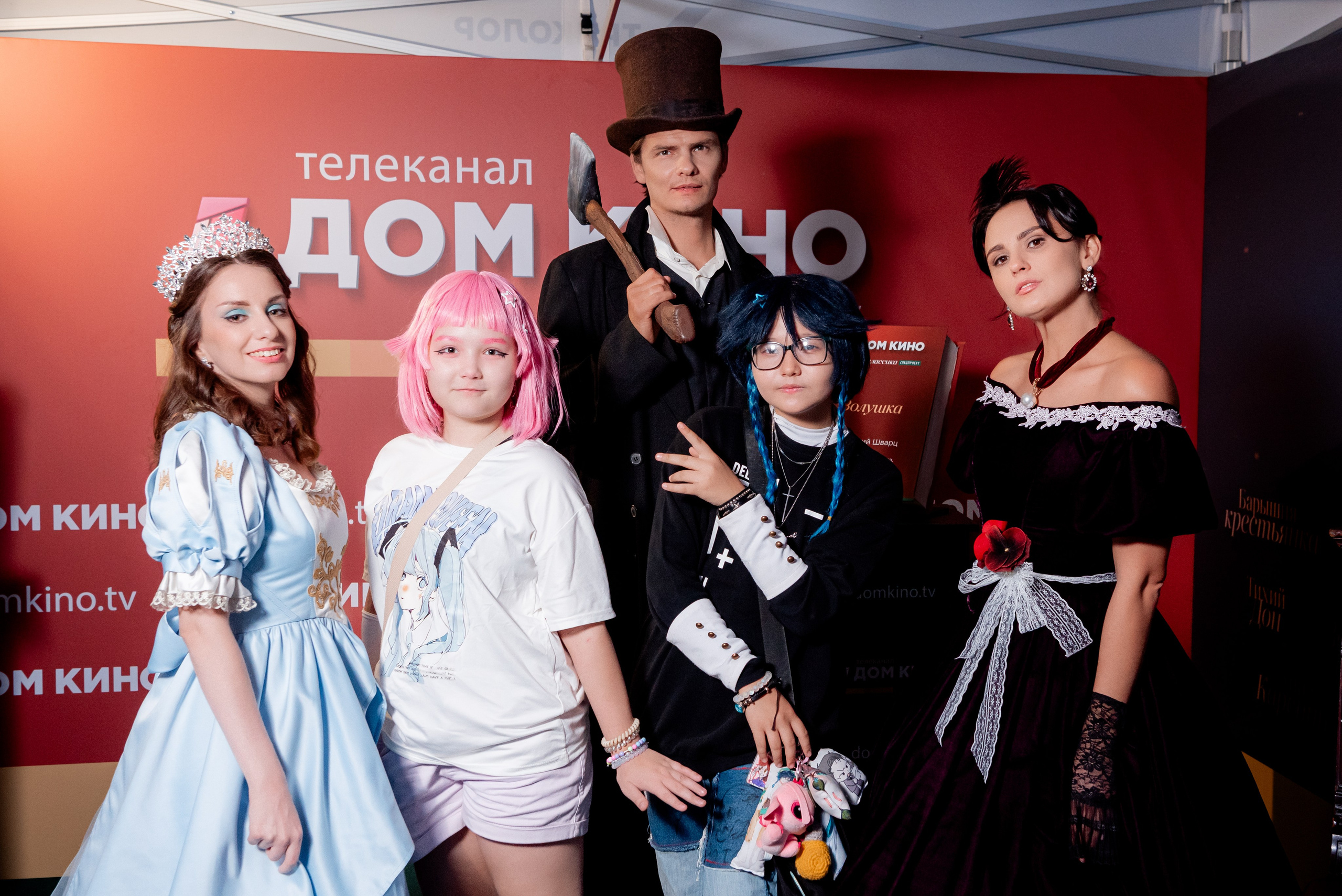 Портретные фото с артистами в палатке Триколор Дом Кинов на день города Волгоград. Фотограф в Волгограде и Волжском Александр Горбань